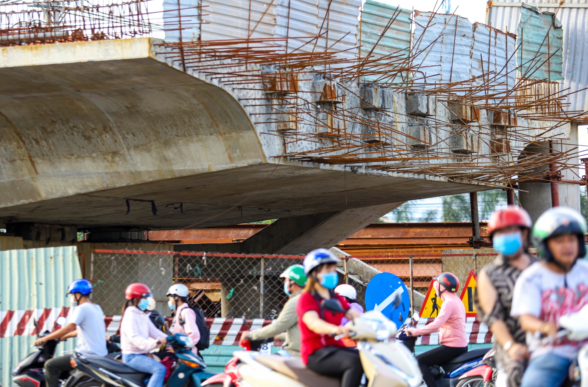 2 cau tram ty cham thi cong gay nghen mach giao thong o TP.HCM hinh anh