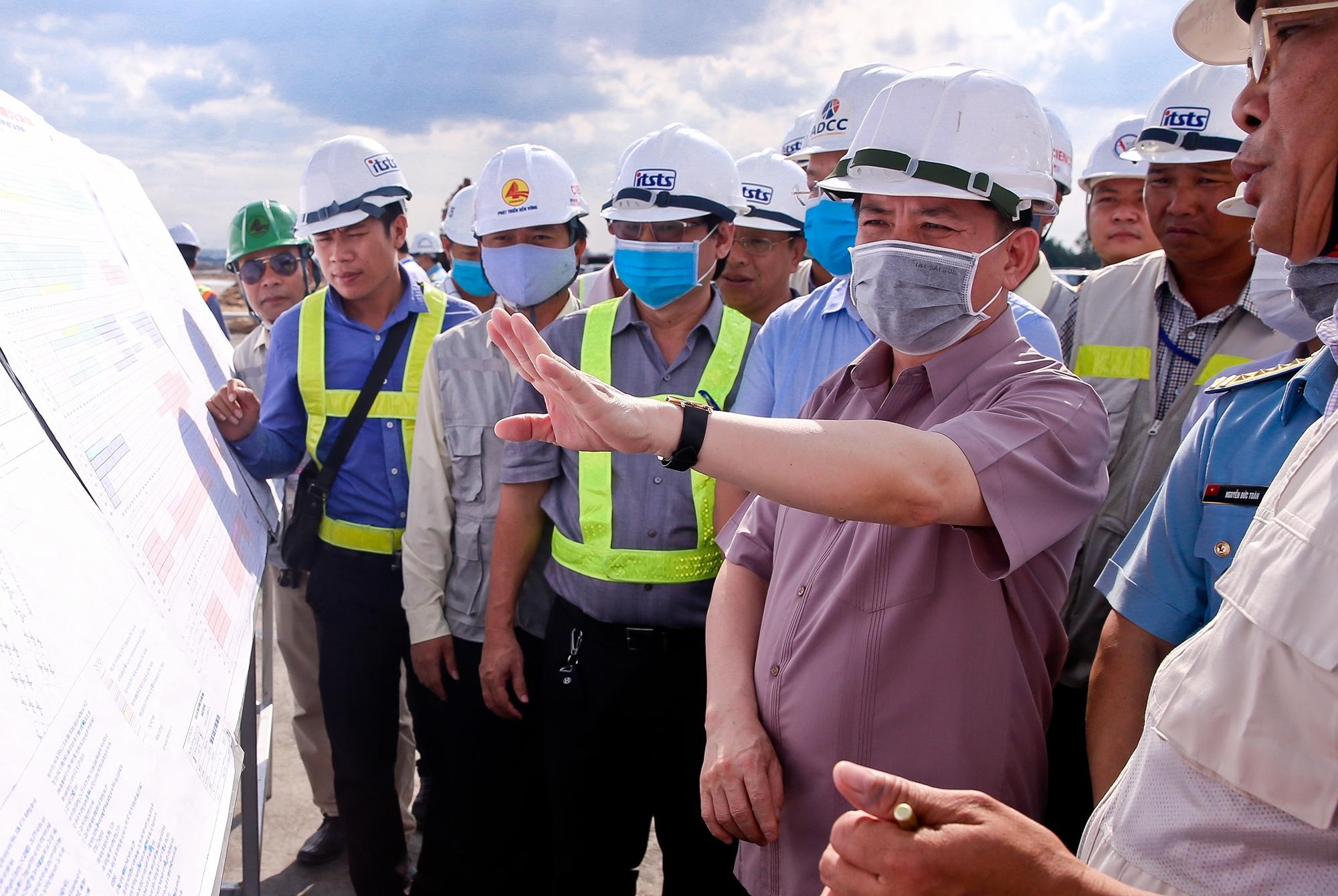 Gap rut sua xong duong bang san bay Tan Son Nhat trong thang 11 hinh anh