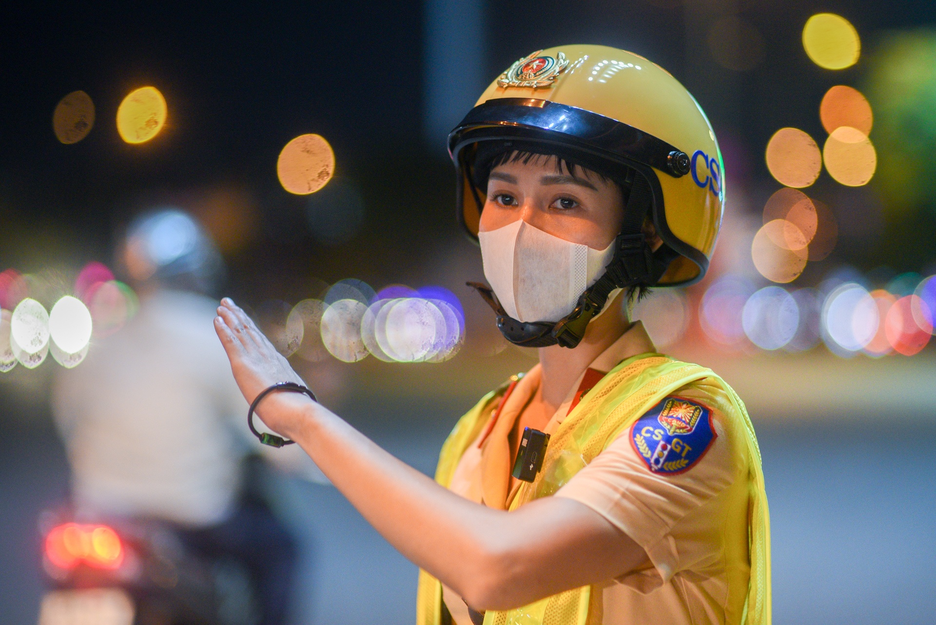 Nu CSGT TP.HCM xu ly 'ma men' hinh anh