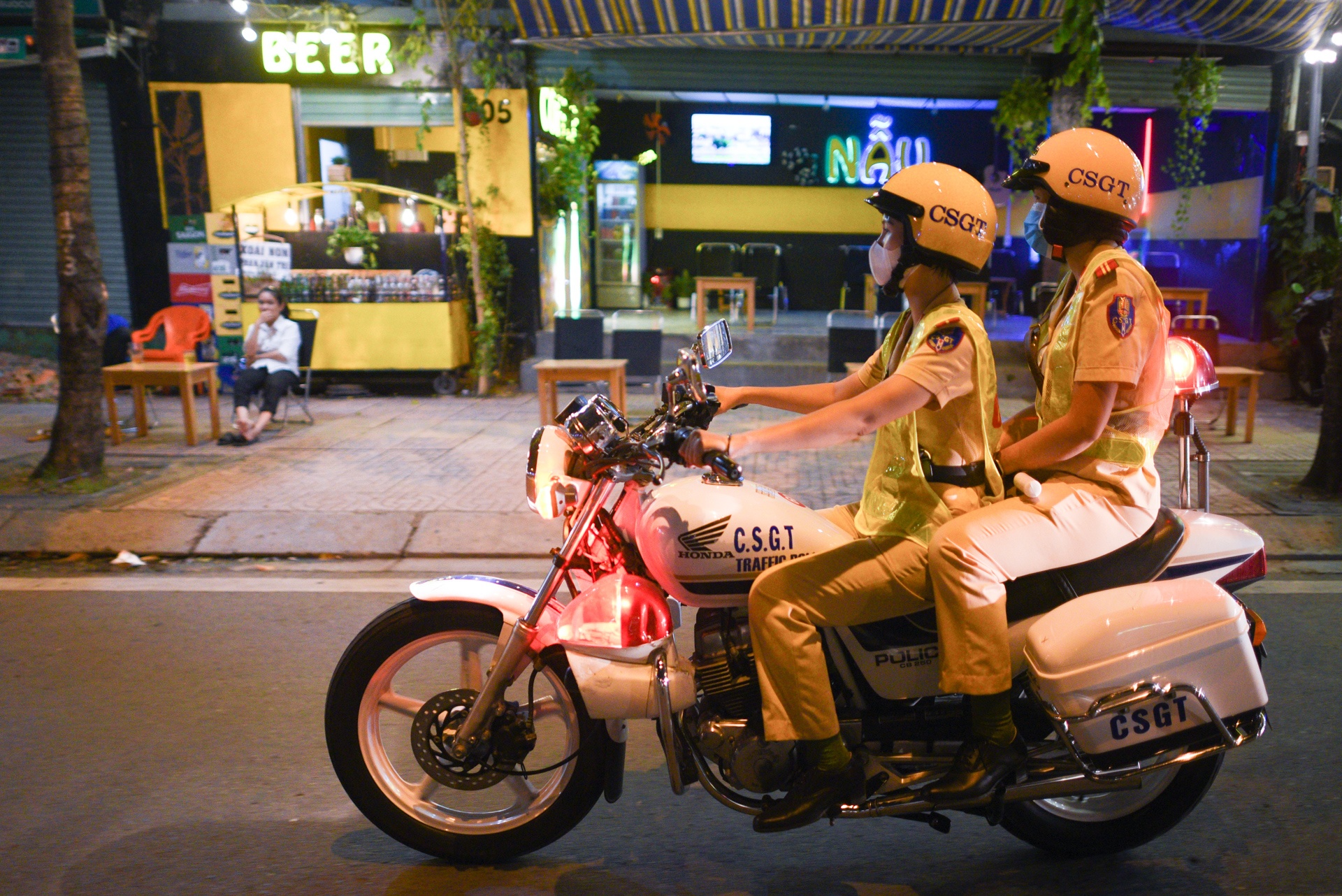 nu CSGT TP.HCM anh 8