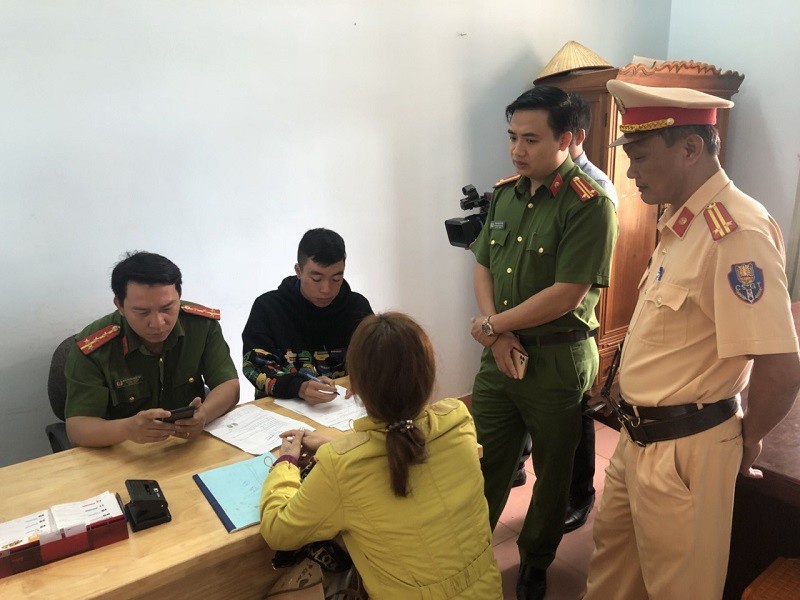 Me cho con roi tao hien truong gia vu bat coc hinh anh