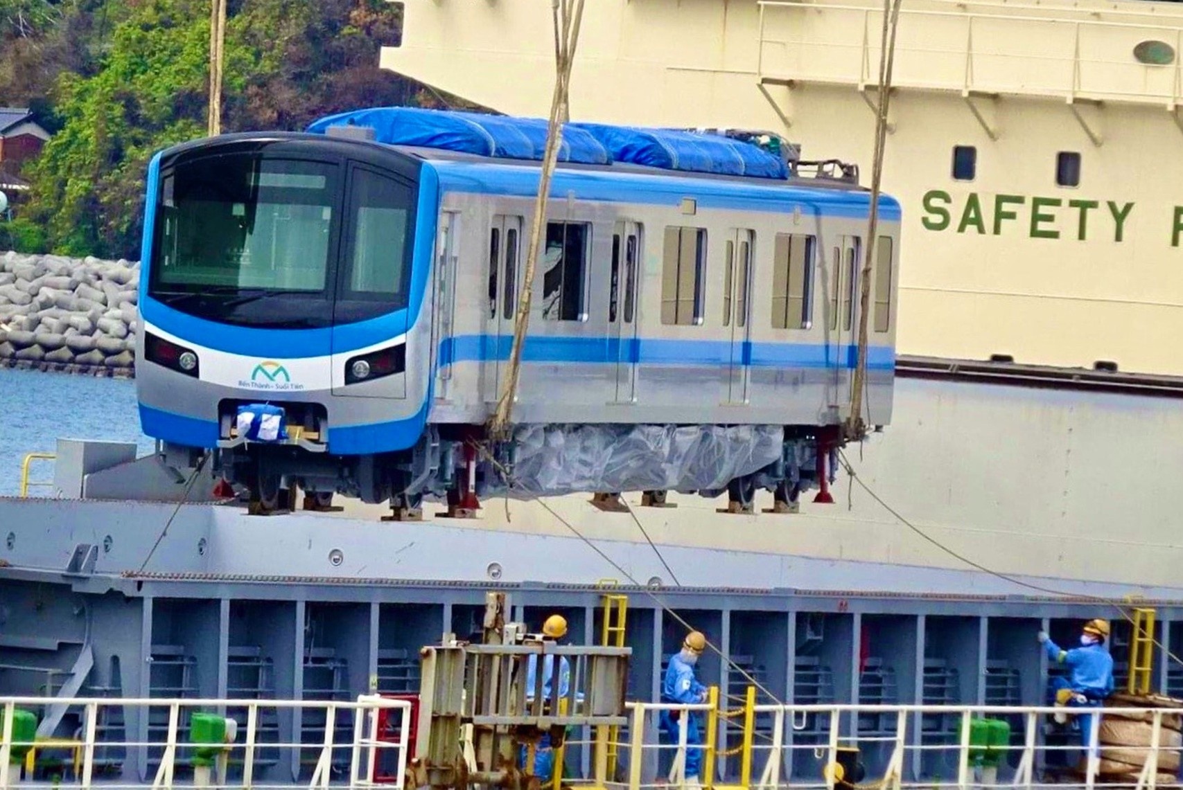 Tau metro roi cang Nhat Ban ve TP.HCM hinh anh