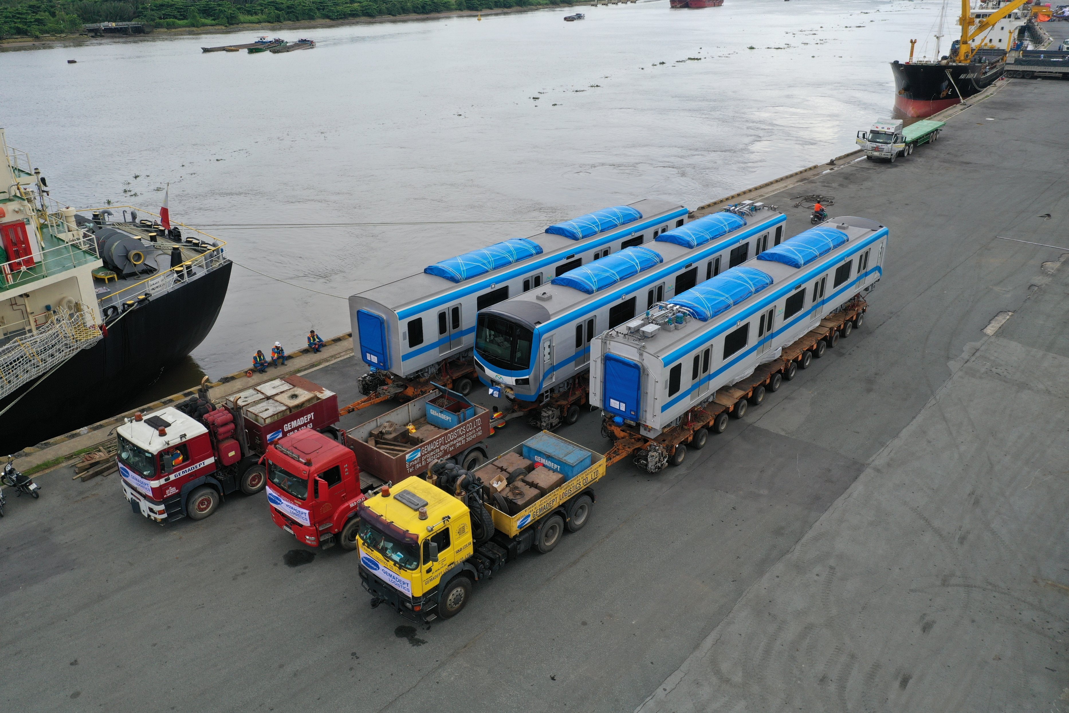 Tau metro van duoc van chuyen du mua lon hinh anh