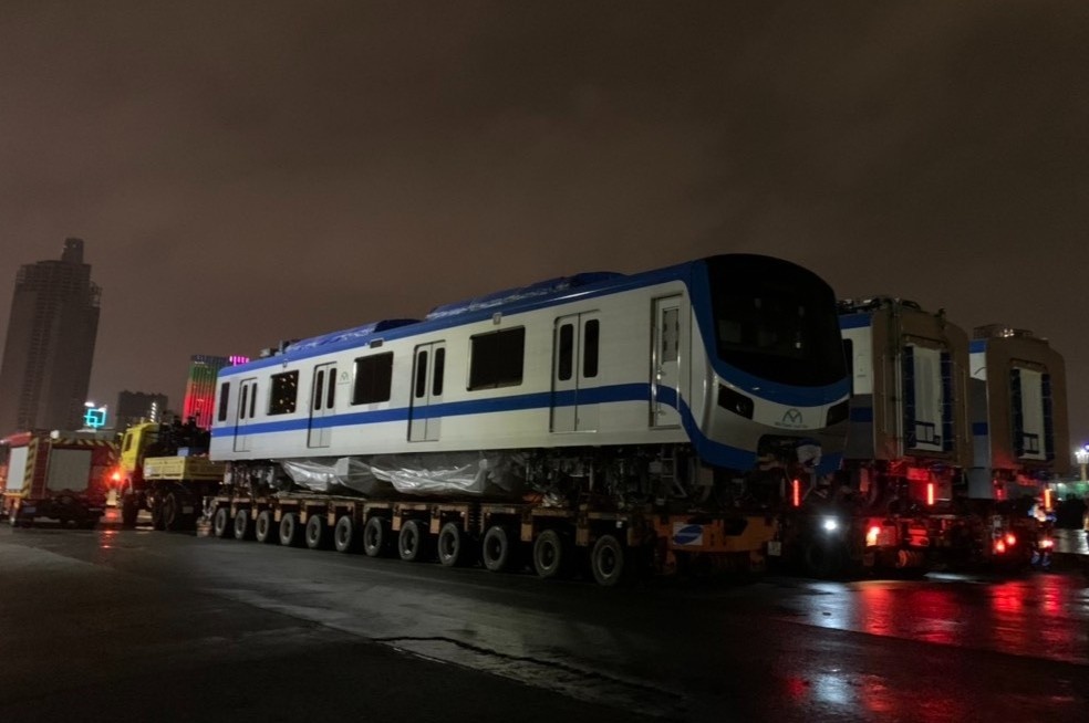 Xe dua tau metro so 1 ve depot sap roi cang Khanh Hoi hinh anh