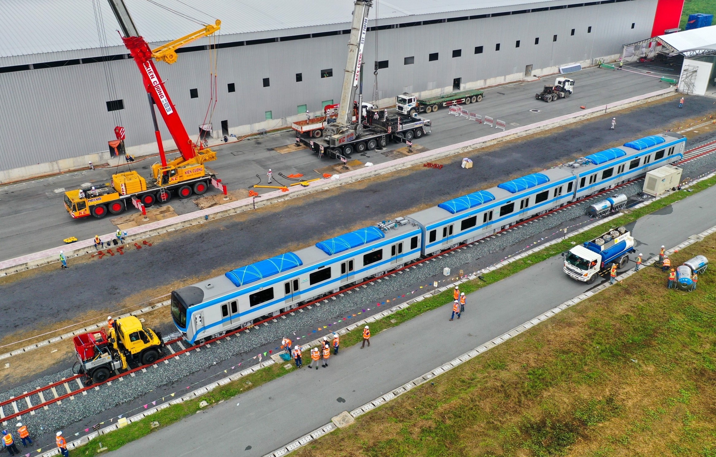 Tau metro ha tren ray tai depot Long Binh hinh anh