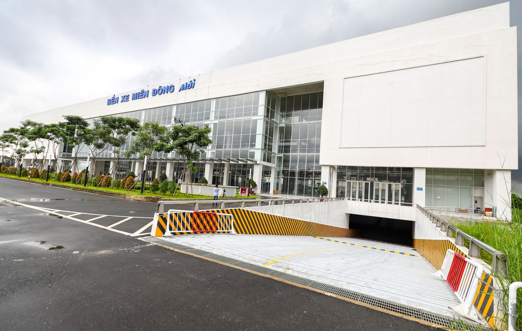 Ben xe Mien Dong moi di vao hoat dong hinh anh