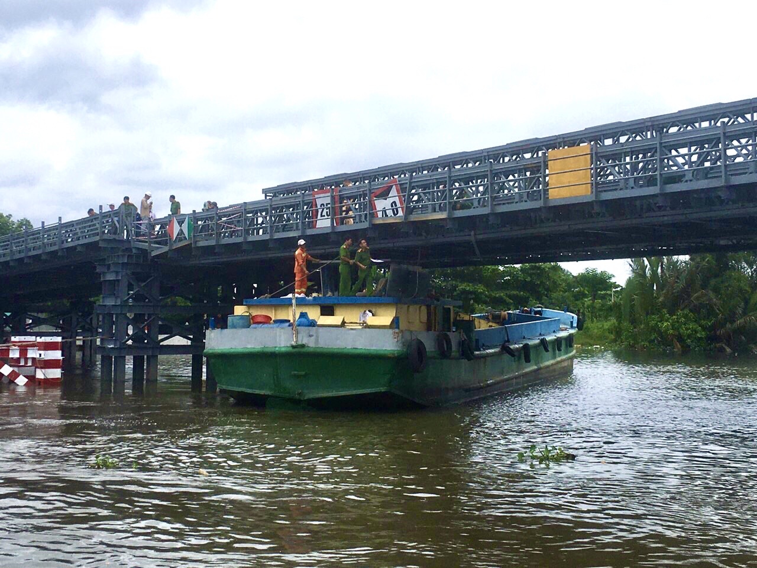 Sa lan tong lech nhip cau thep An Phu Dong hinh anh