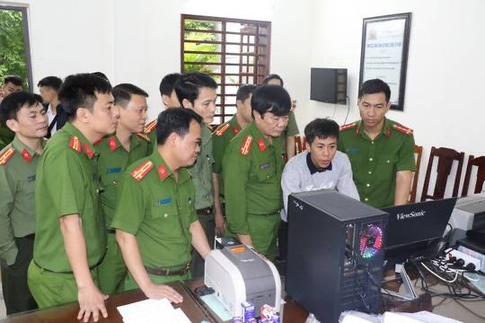 bắt đường dây làm bằng,  chúng chỉ giả ảnh 1 bat duong day lam bang,  chung chi gia anh 1