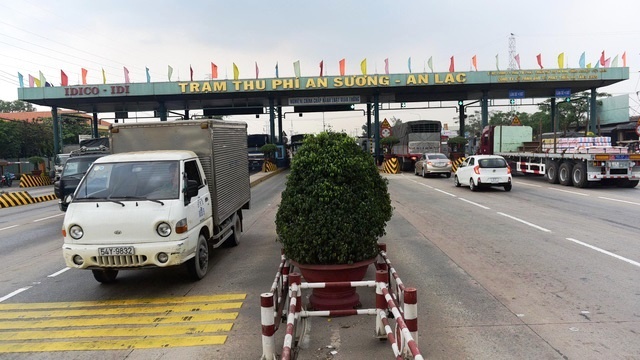 Kiem tra tai trong xe qua tram thu phi An Suong - An Lac hinh anh