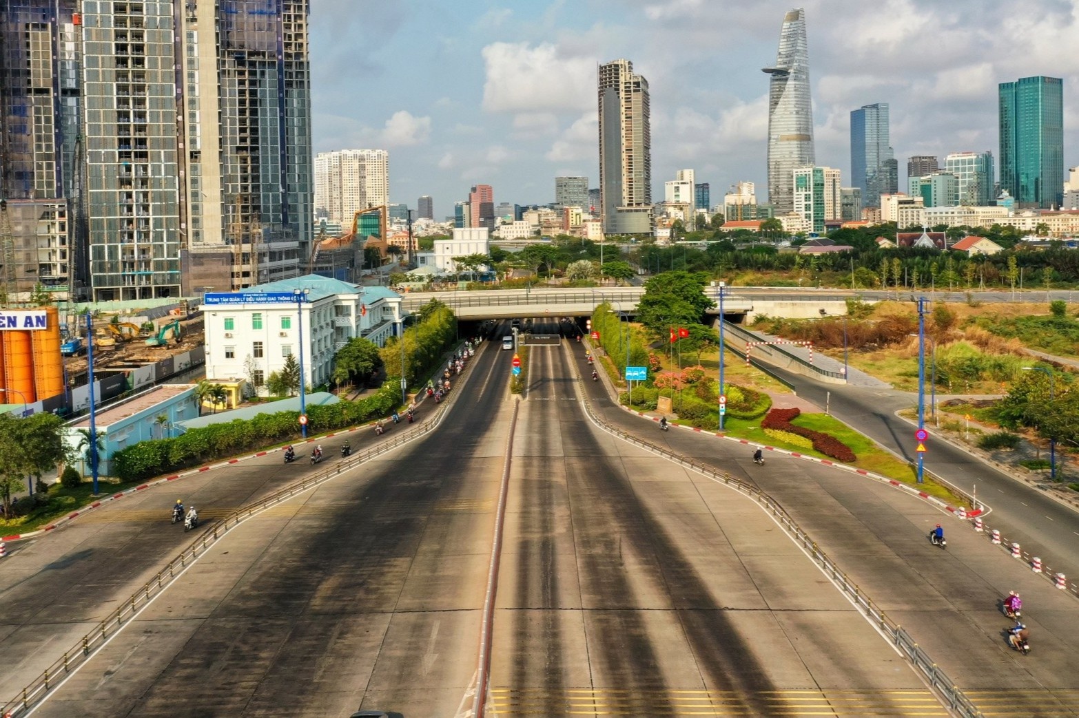 Cam oto di vao lan hon hop duong Vo Van Kiet hinh anh