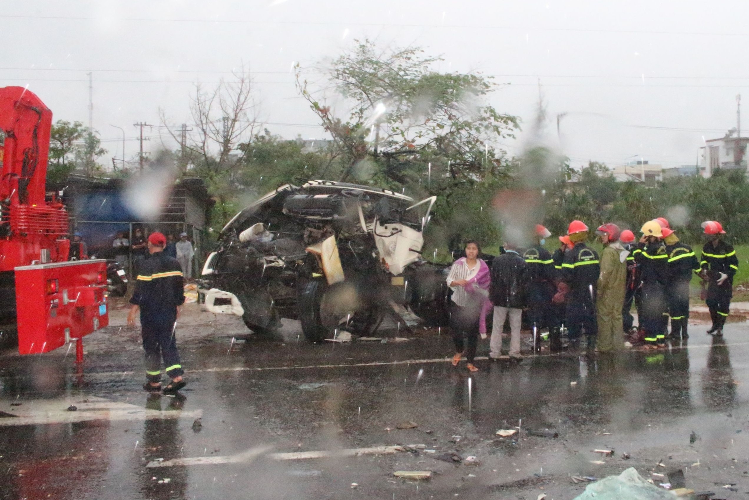 Xe dau keo tong oto tai, tai xe tu vong trong cabin hinh anh