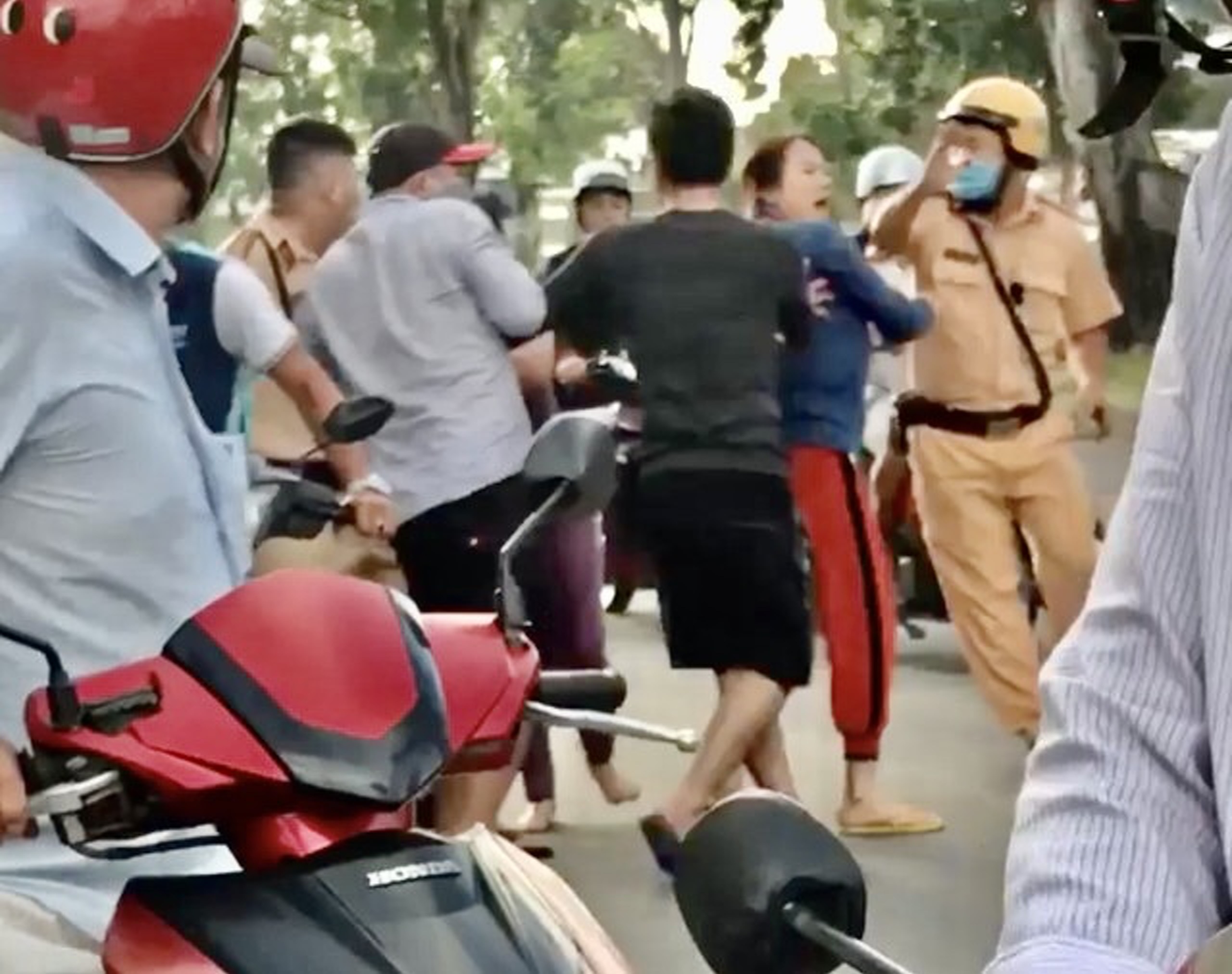 'CSGT tram Tan Tuc khong vuot gioi han ung xu khi bi danh' hinh anh