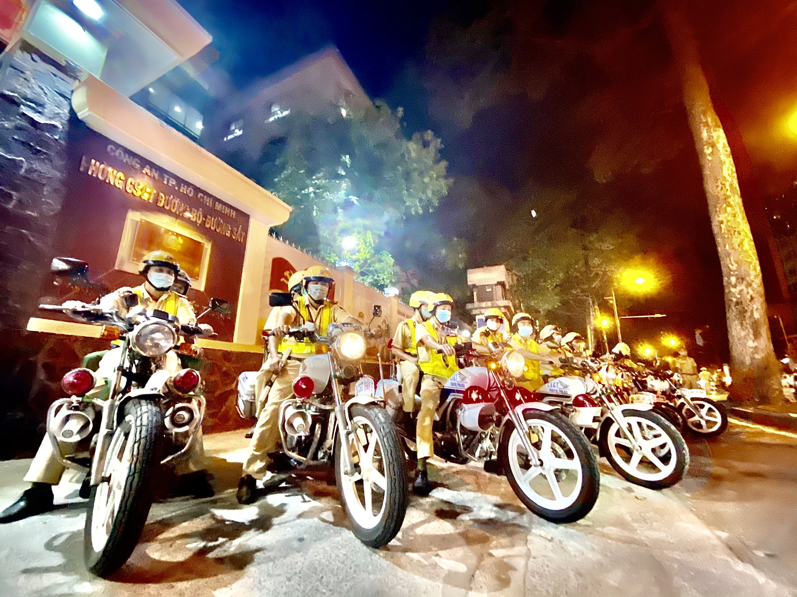 CSGT TP.HCM dua luc luong mat phuc, hoa trang vao cac nhom dua xe hinh anh