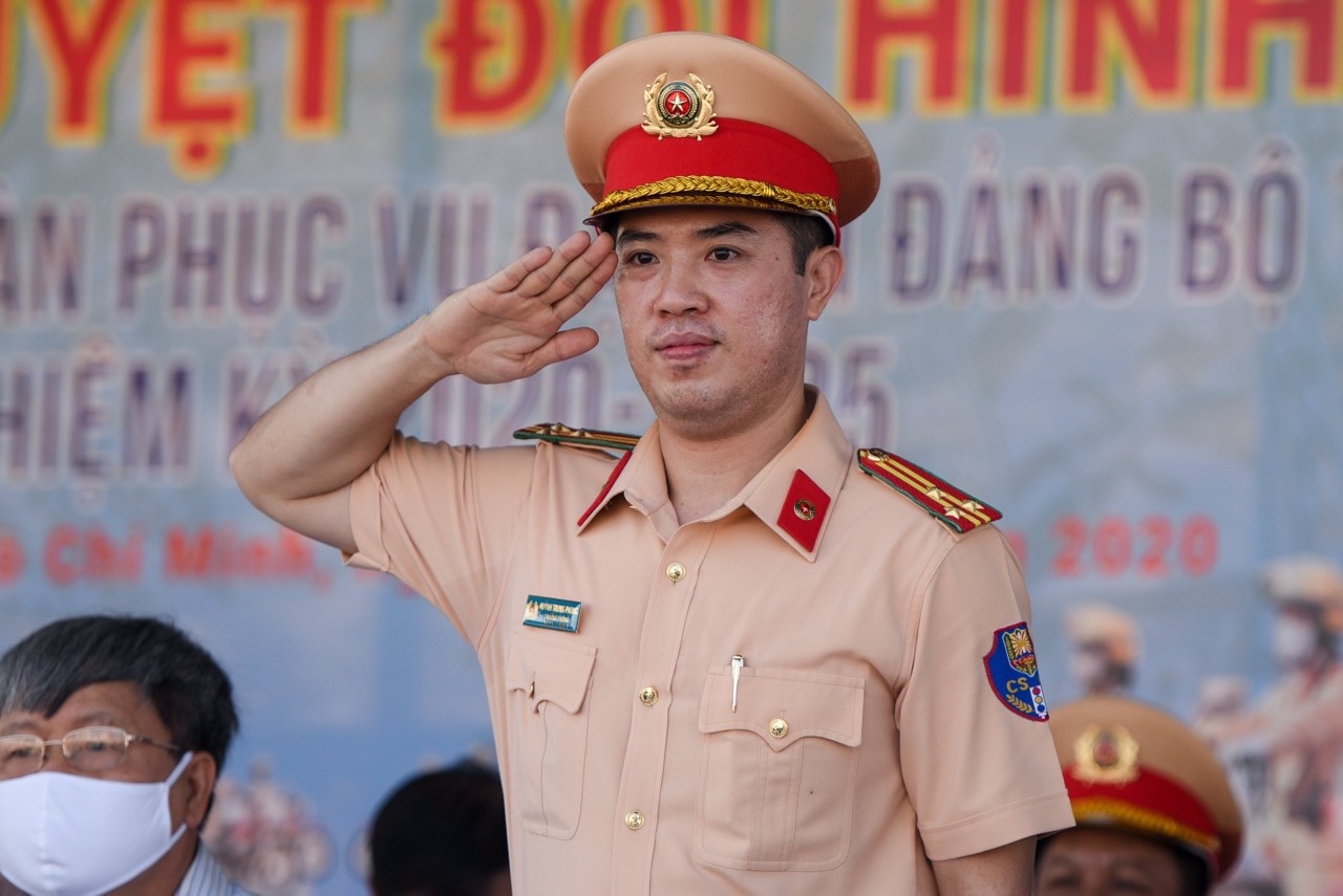 Thuong ta Huynh Trung Phong lam Truong cong an quan 6 hinh anh