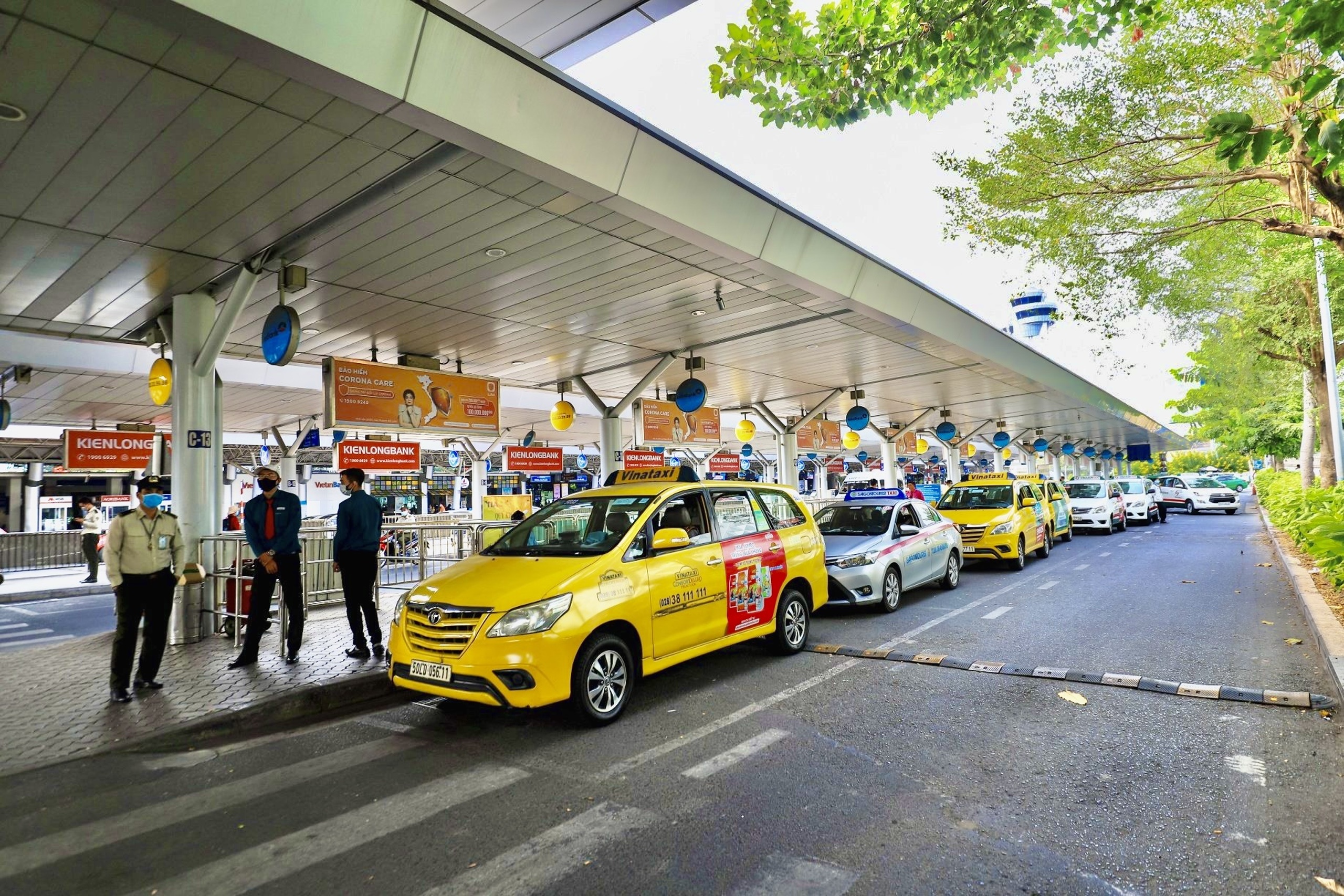 De nghi them lan cho taxi don khach o san bay Tan Son Nhat hinh anh