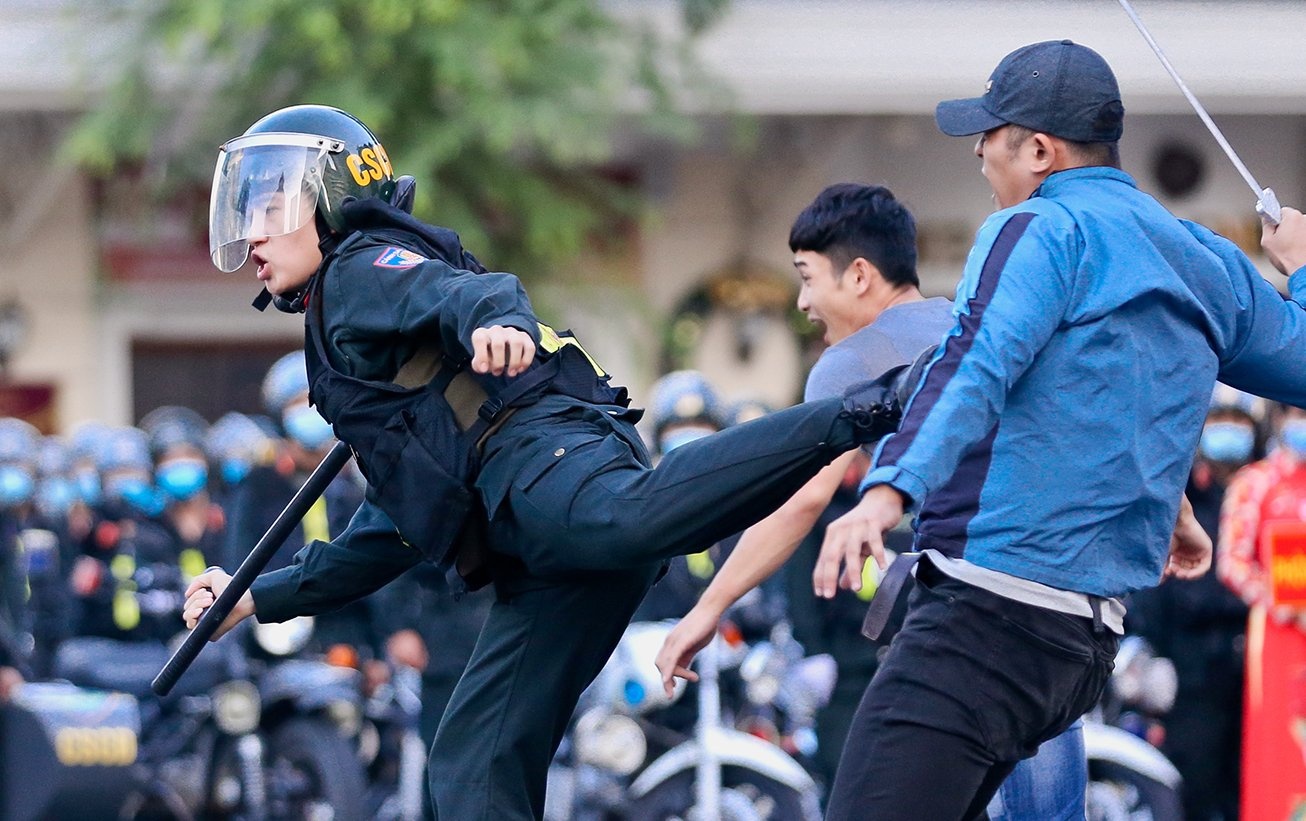 Cong an TP.HCM tran ap toi pham anh 5