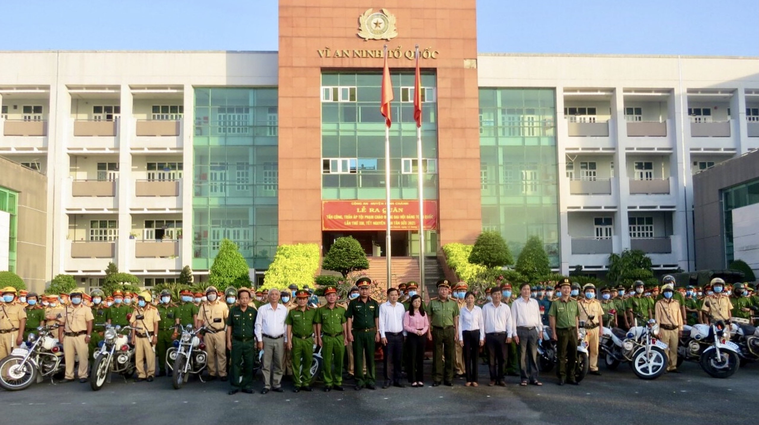 Cong an TP.HCM tran ap toi pham anh 11