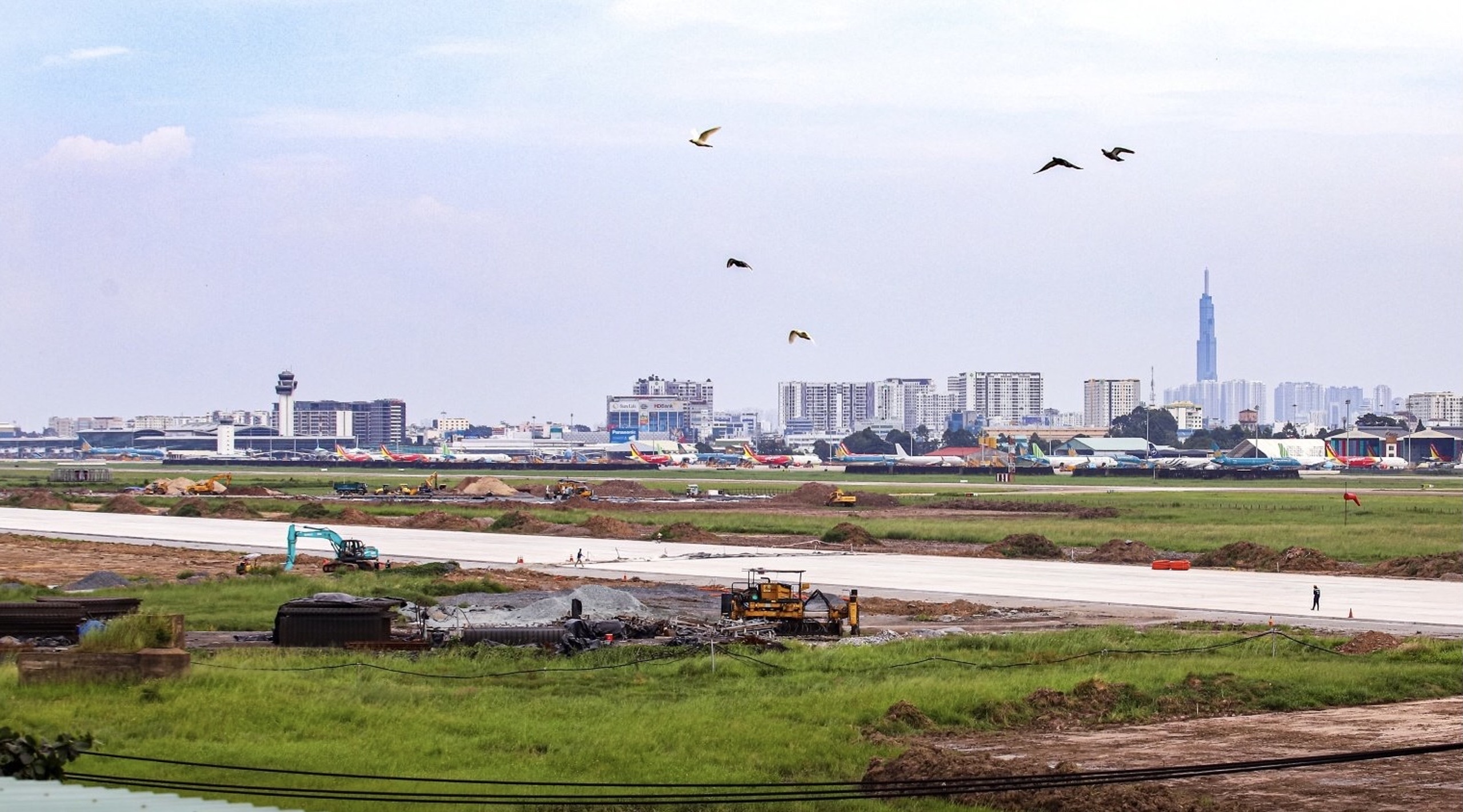 hoan thanh cai tao duong bang san bay Tan Son Nhat anh 1