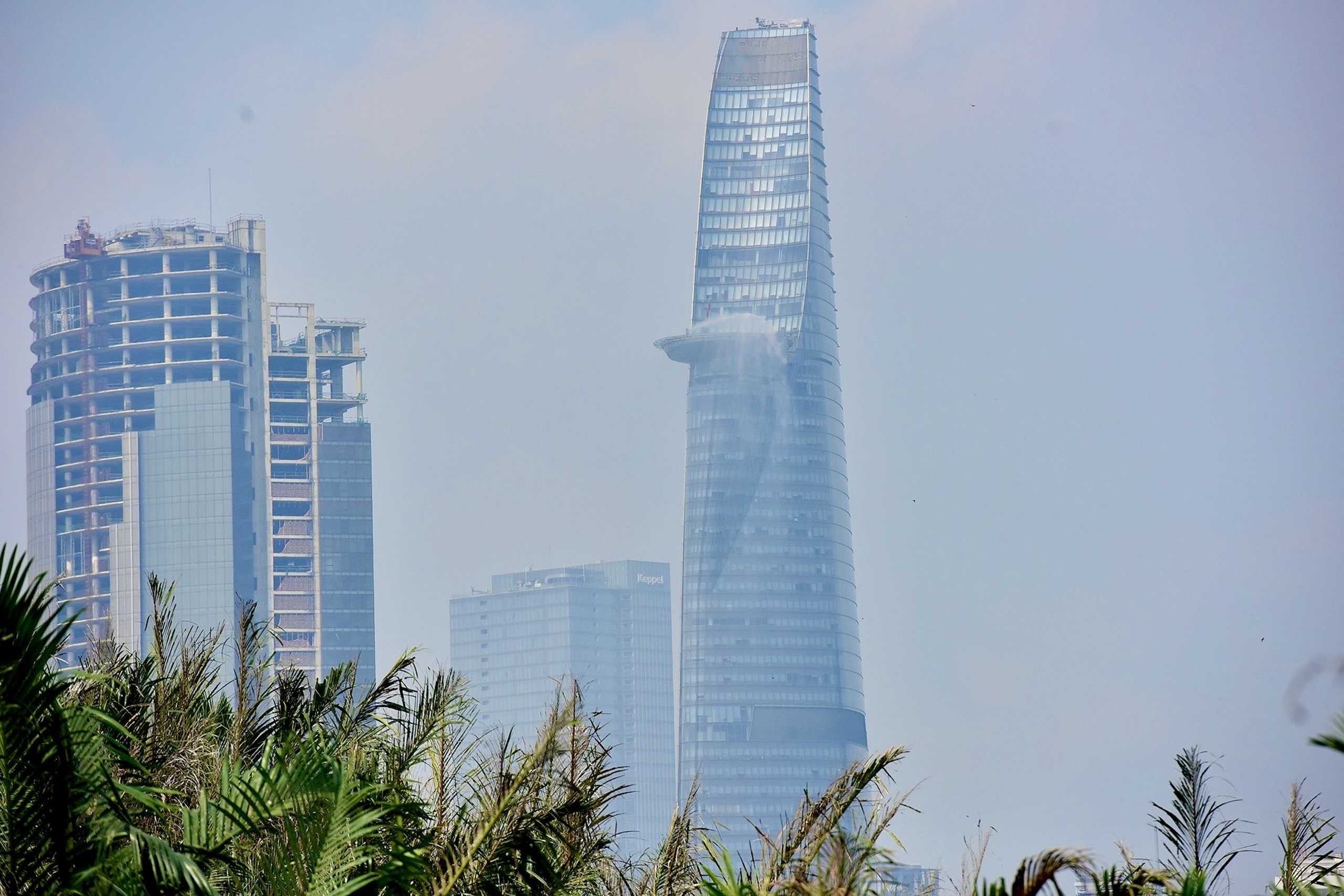 Nguyen nhan khien bau troi TP.HCM trang duc 2 ngay qua hinh anh