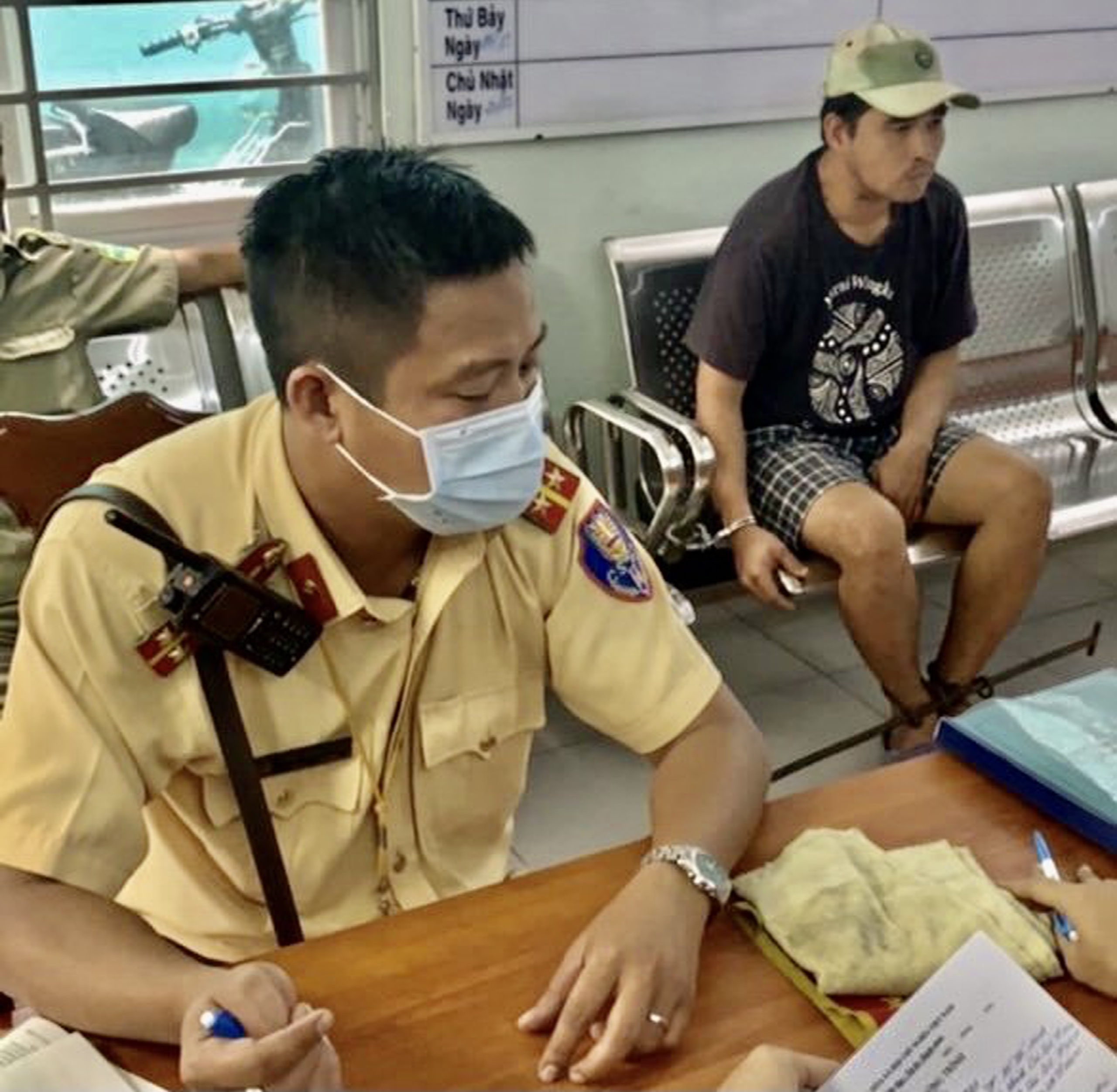 CSGT bắt cướp điện thoại ảnh 1 CSGT bat cuop dien thoai anh 1