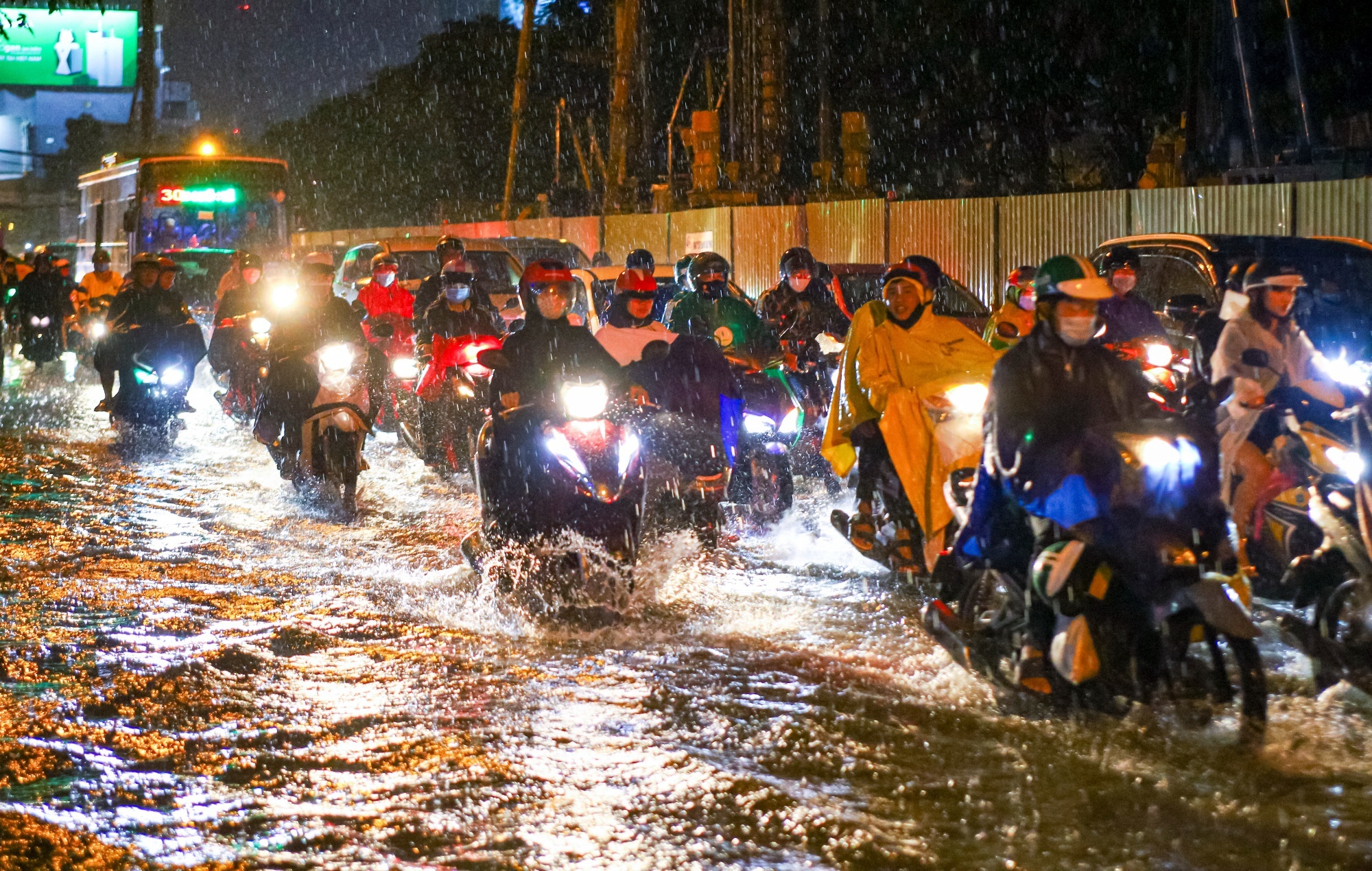 TP.HCM mua lon anh 1