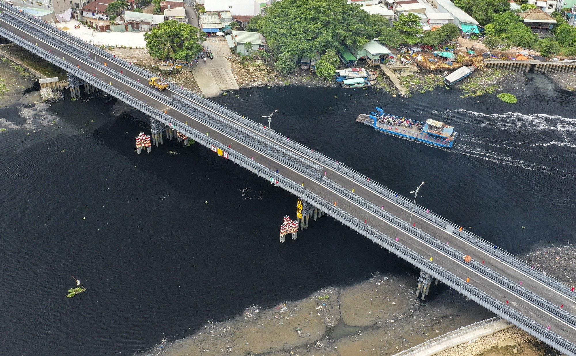 Thong xe cau An Phu Dong o TP.HCM hinh anh