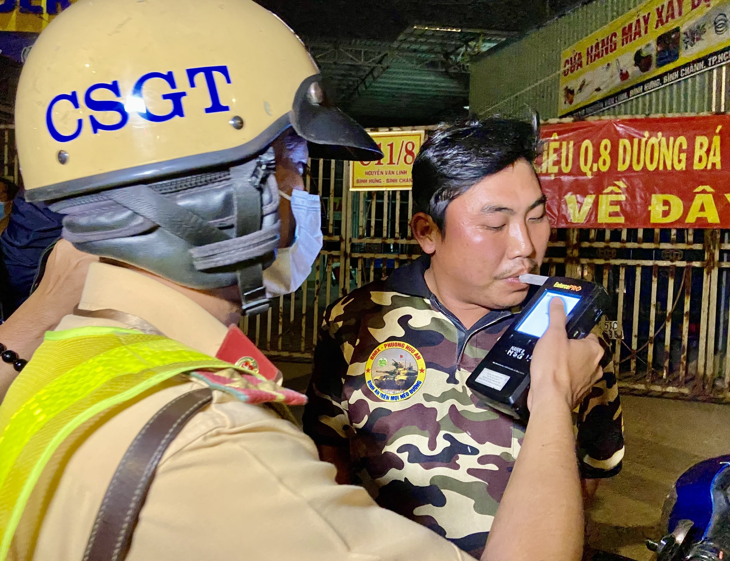 CSGT TP.HCM do nong do con xuyen dem, phat nhieu nguoi vi pham hinh anh