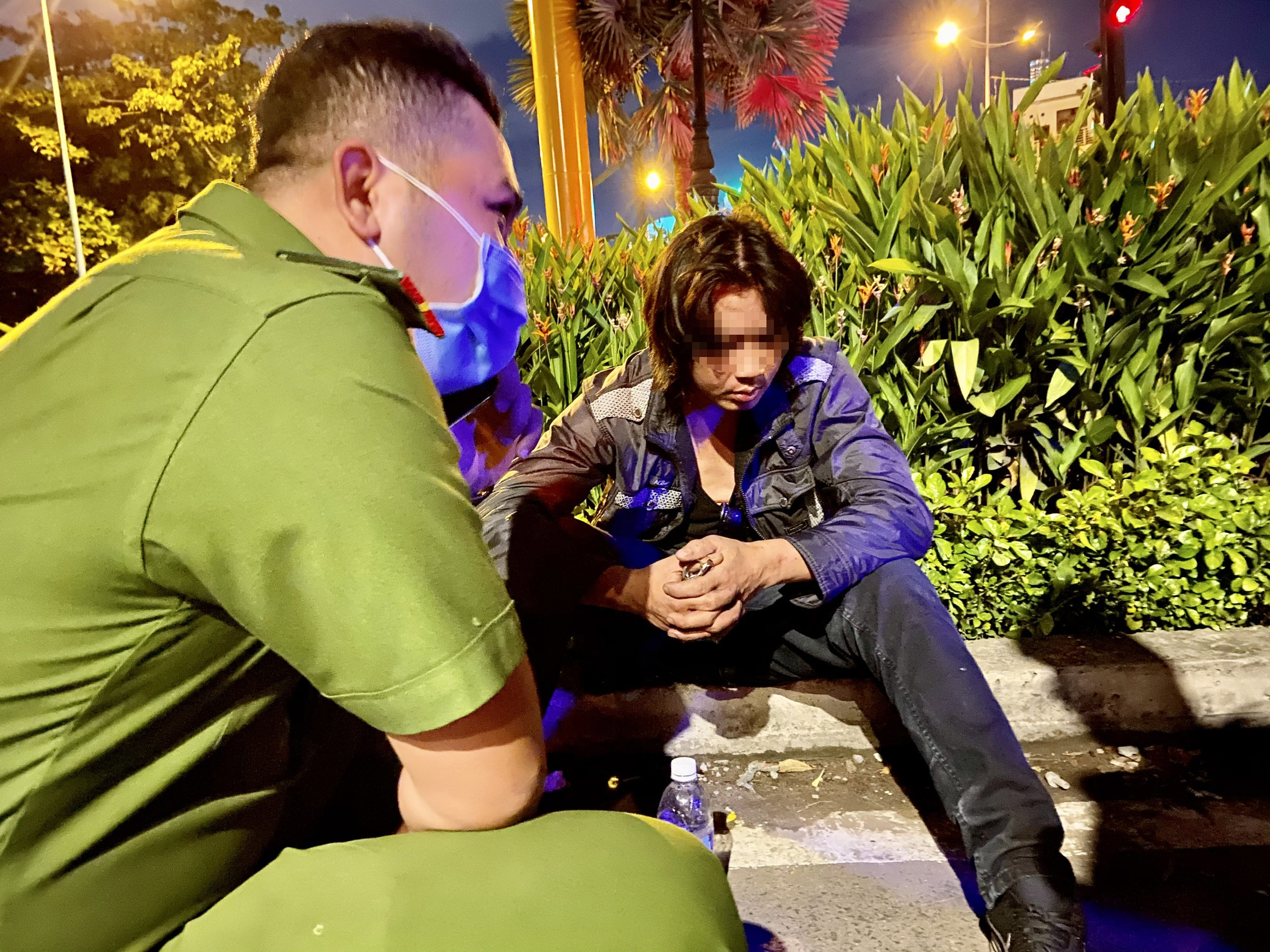 CSGT đo nồng độ cồn ảnh 1 CSGT do nong do con anh 1