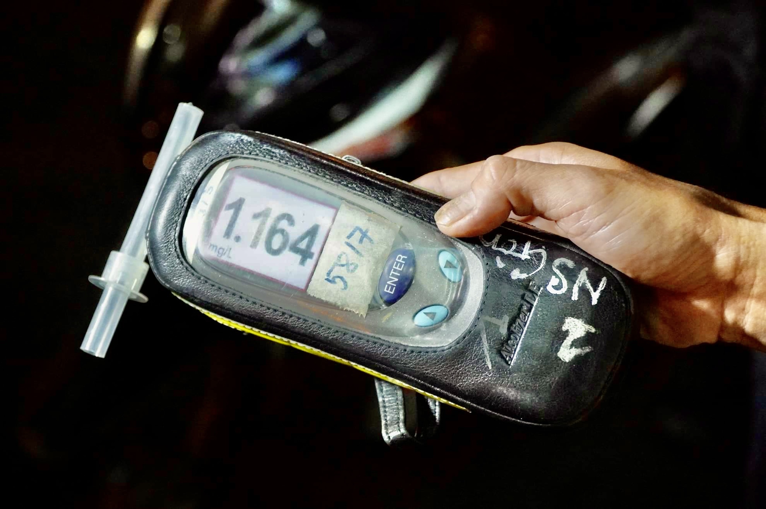 CSGT đo nồng độ cồn ảnh 2 CSGT do nong do con anh 2