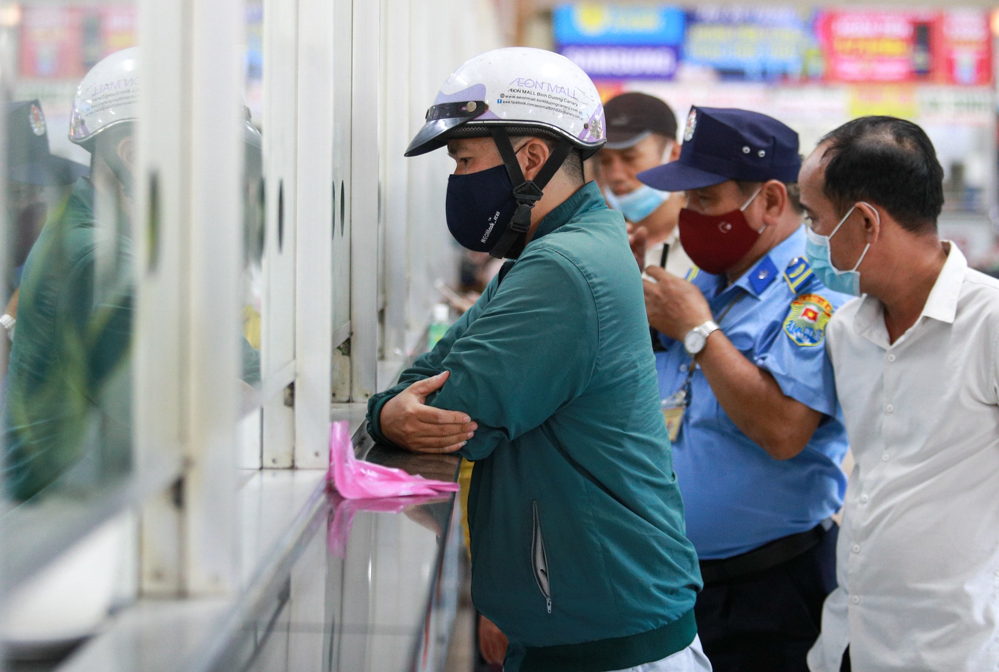 khach o at tra ve anh 4