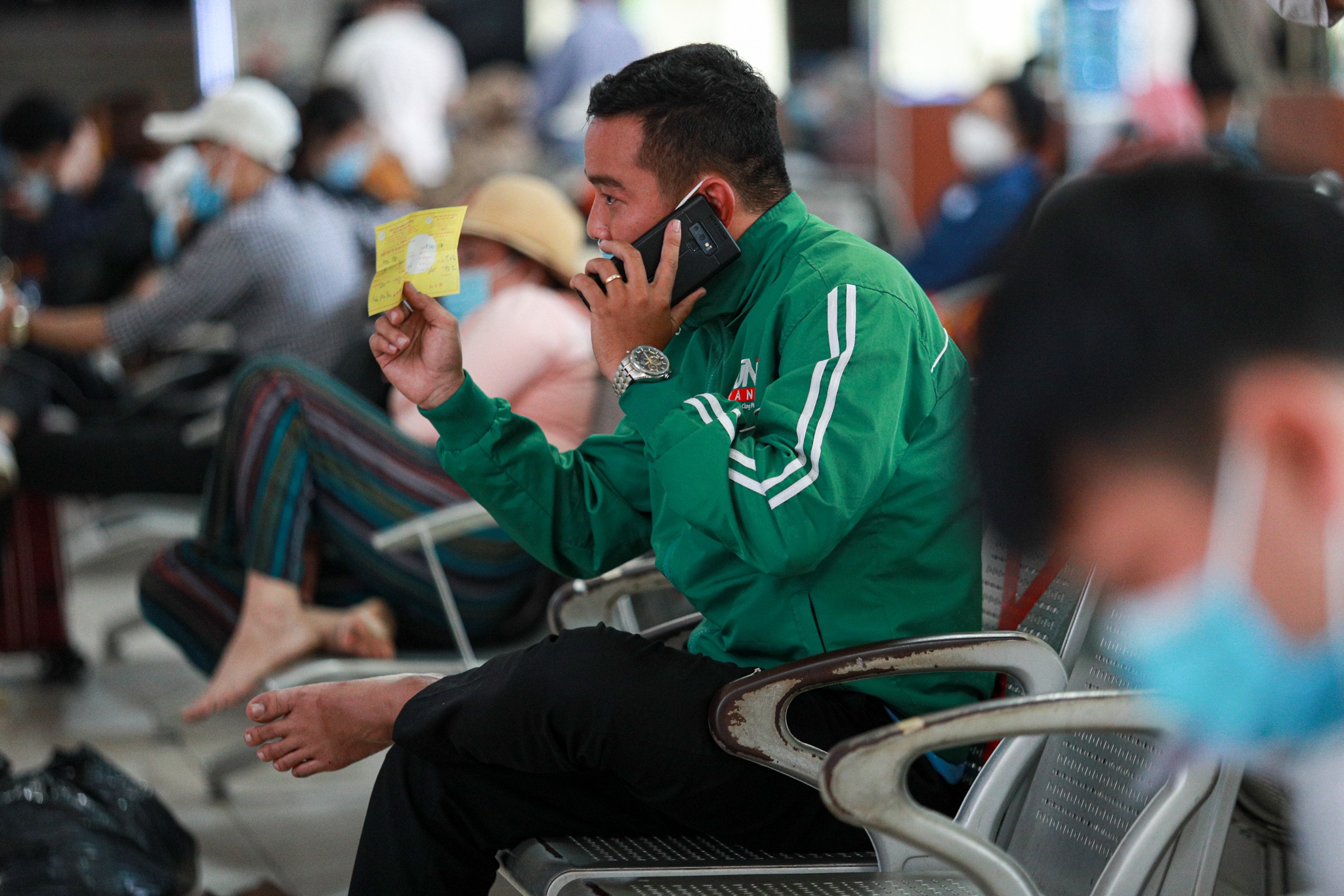 khach o at tra ve anh 2