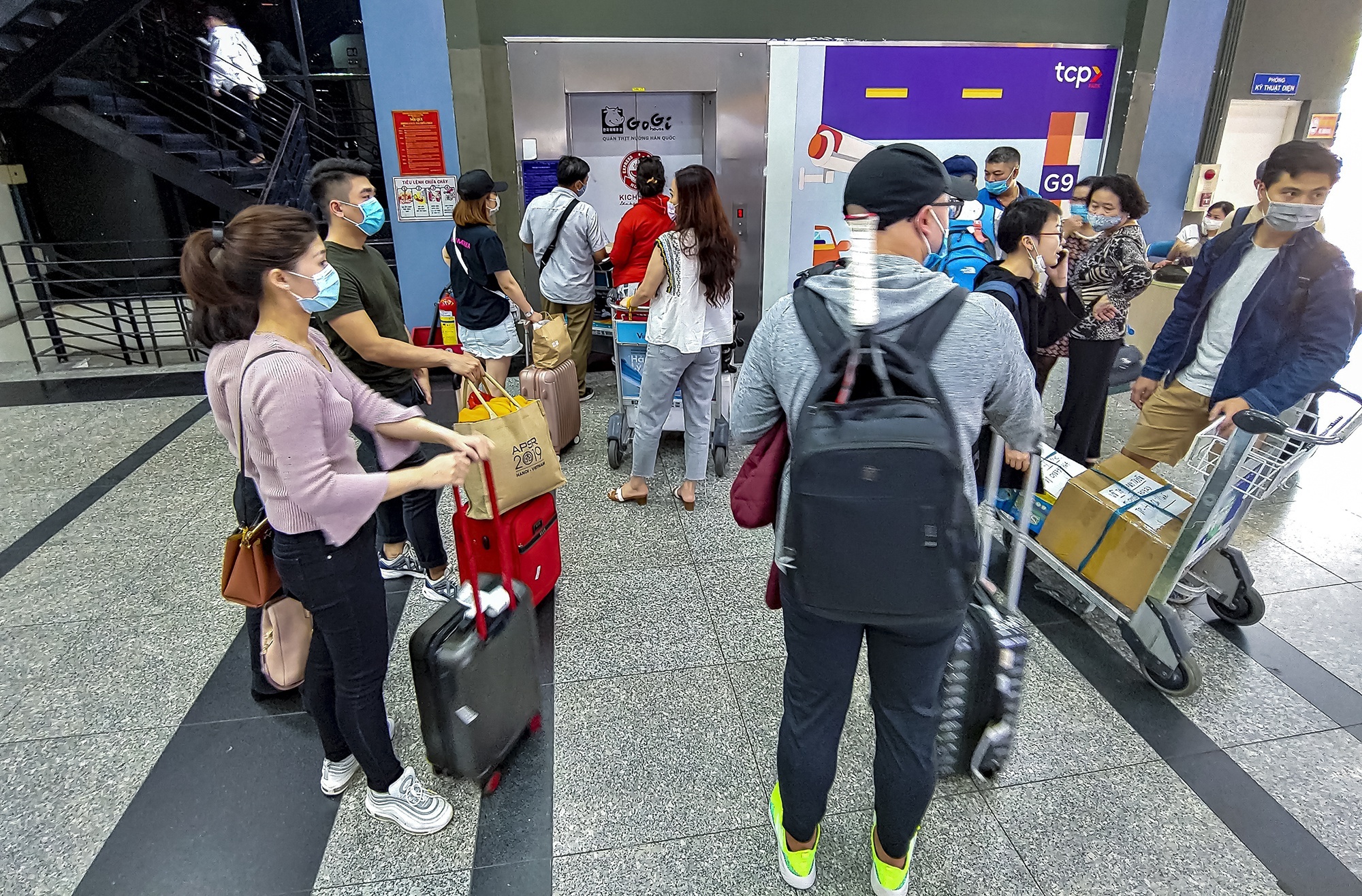 lui thoi gian bo sung thang may san bay Tan Son Nhat anh 1