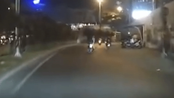 Tai xe xe Exciter bi CSGT TP.HCM dung vo nganh chan duong hinh anh