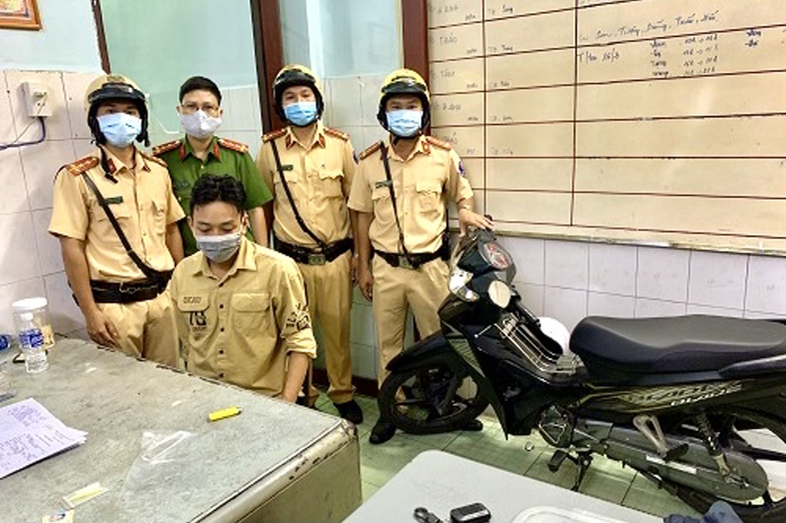 CSGT TP.HCM phat hien nguoi vi pham nong do con, duong tinh ma tuy hinh anh
