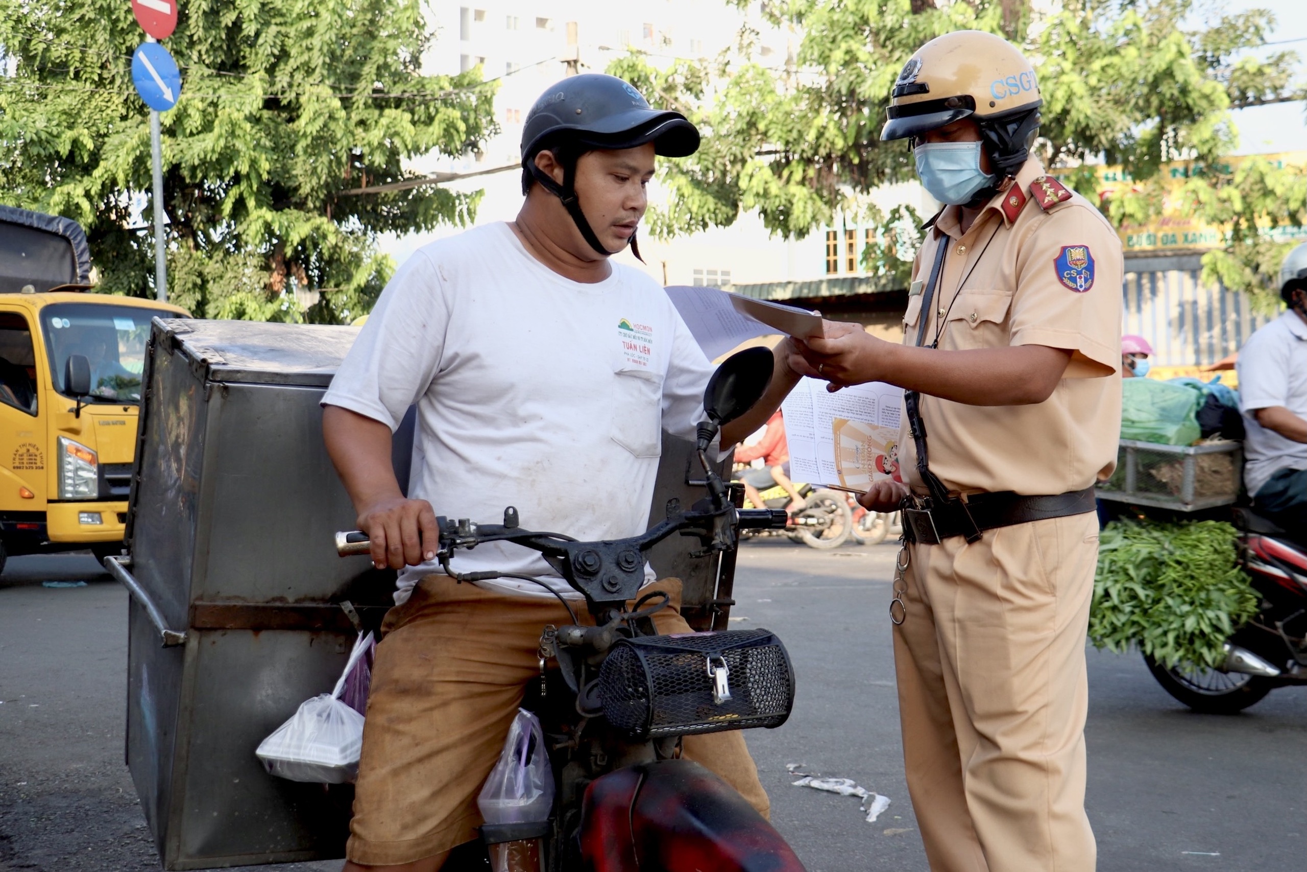 CSGT TP.HCM ra quan phat nguoi chay xe cu nat hinh anh