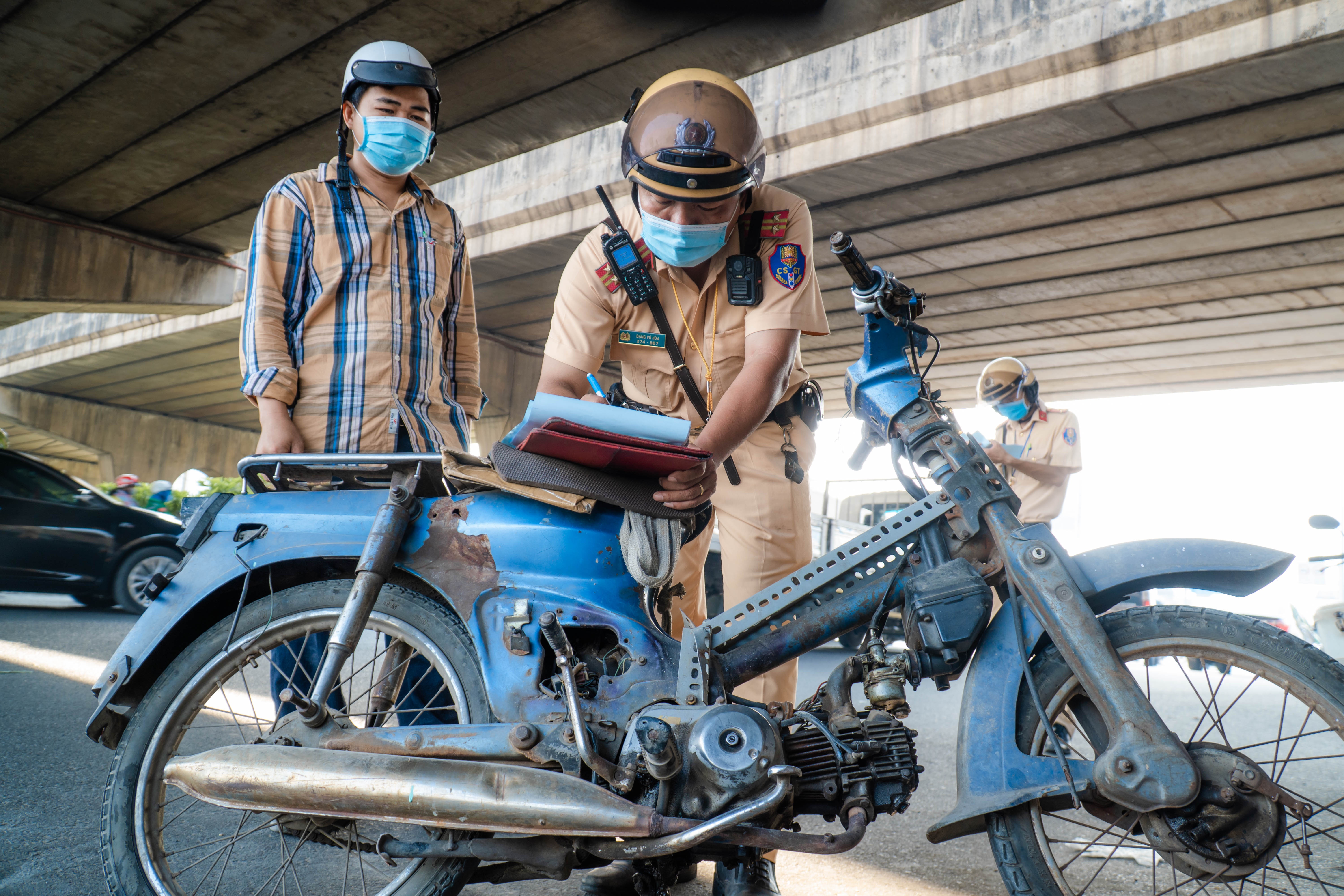 CSGT TP.HCM tam giu nhieu xe cu nat hinh anh