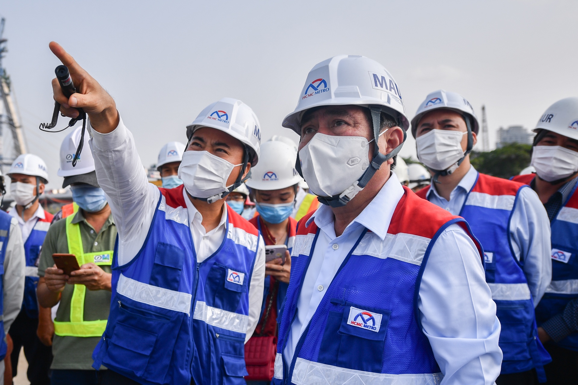 Lanh dao TP.HCM kiem tra cong trinh metro so 1 hinh anh