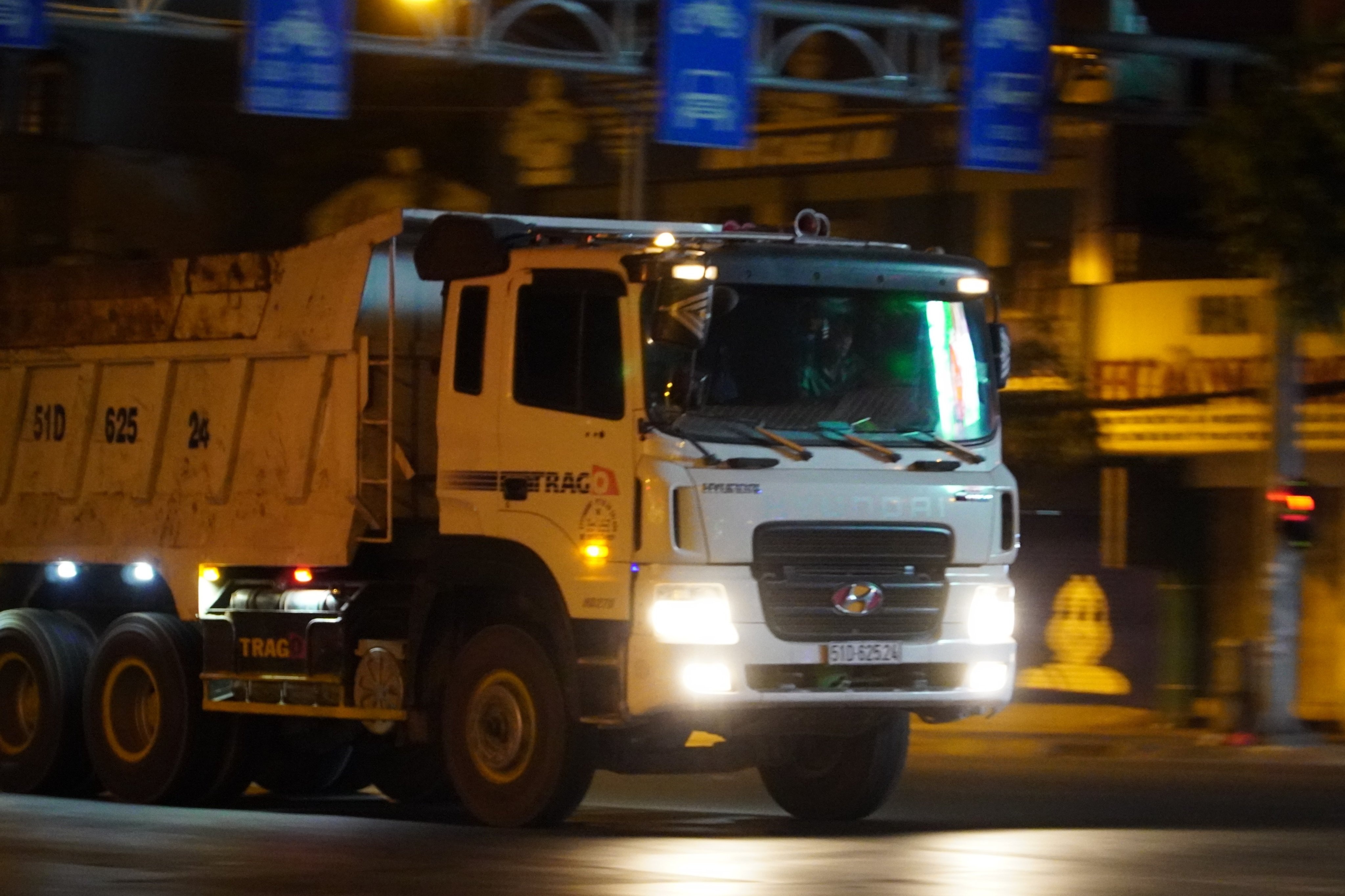 CSGT TP.HCM truy tim 'hung than' xe ben sau phan anh cua Zing hinh anh