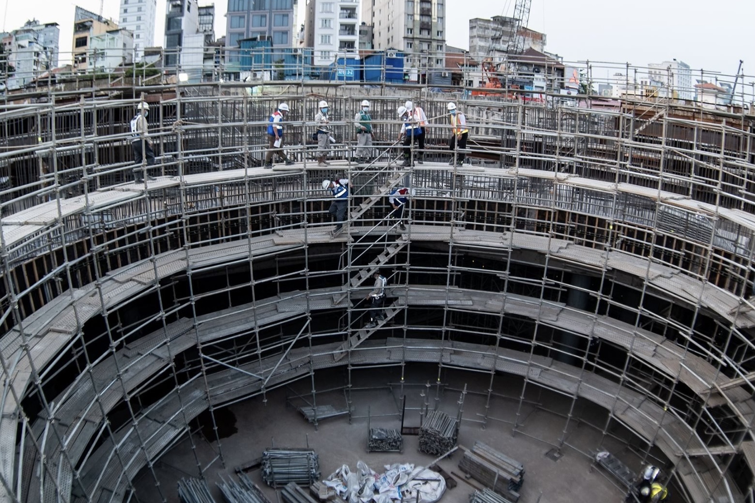 1.000 cong nhan lam viec 2 ca de day tien do ga metro Ben Thanh hinh anh