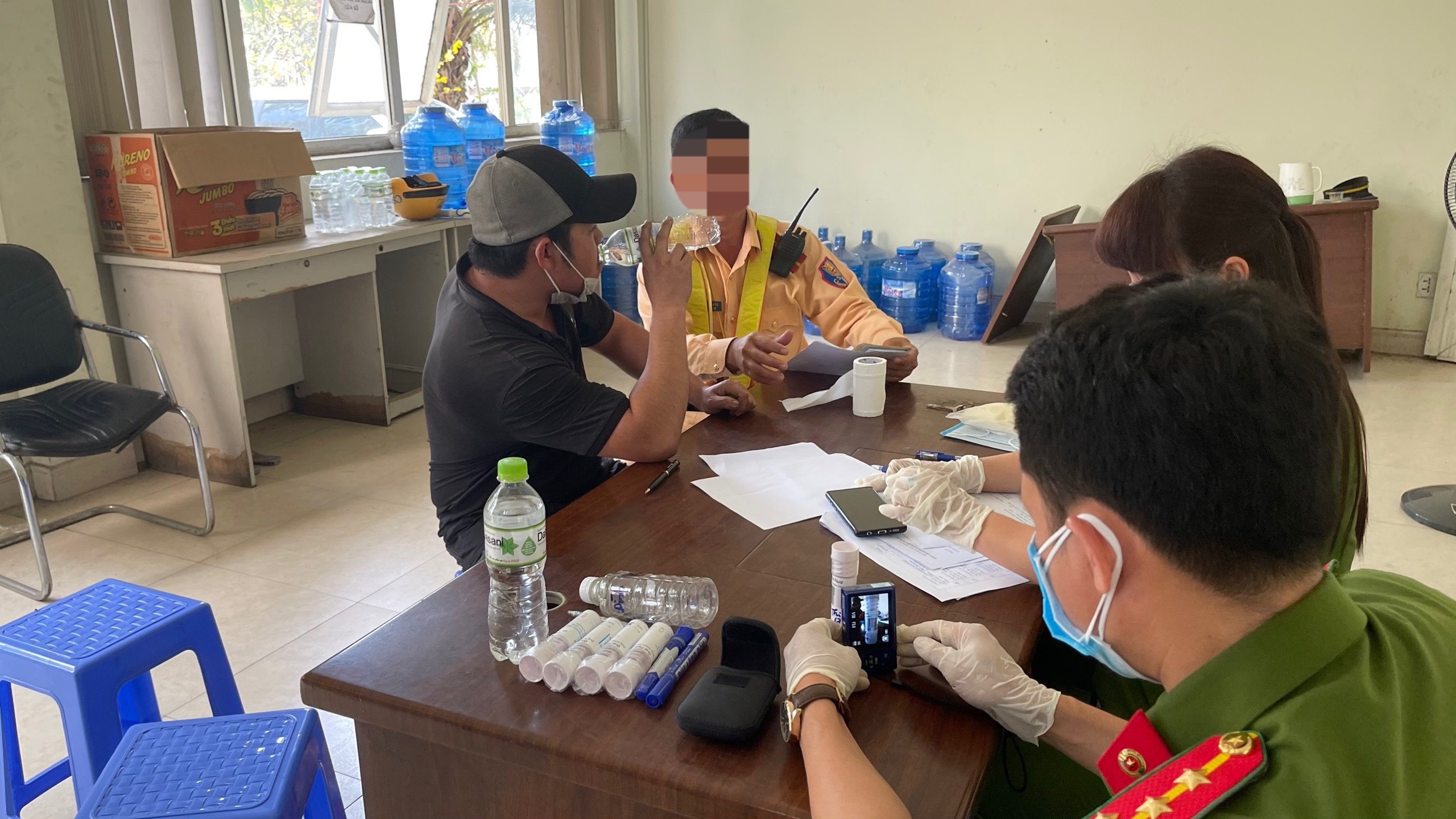 tài xế bỏ chạy vì bị CSGT test ma túy ảnh 1 tai xe bo chay vi bi CSGT test ma tuy anh 1