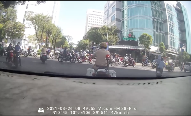 CSGT đưa thai phụ đến bệnh viện ảnh 1 CSGT dua thai phu den benh vien anh 1