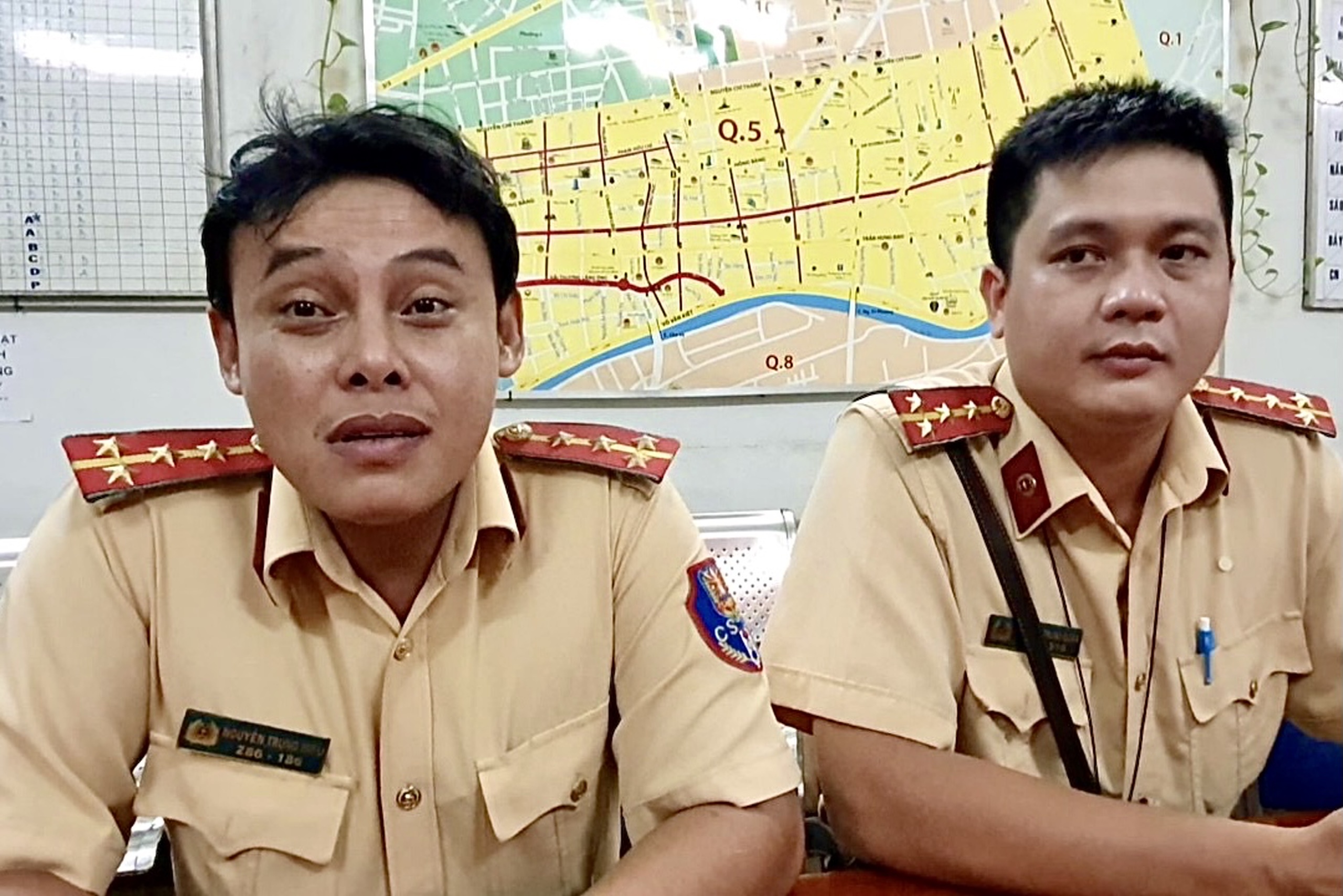 CSGT ke luc mo duong dua thai phu vuot can tren oto den benh vien hinh anh