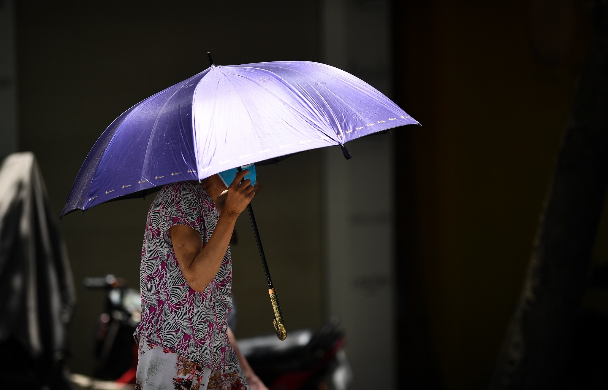 TP.HCM tiep tuc nang gay gat, chi so UV o muc rat nguy hai hinh anh