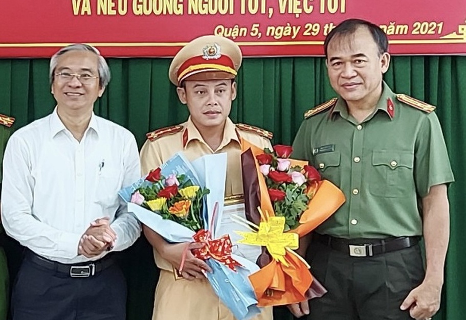 Khen thuong 2 dai uy CSGT mo duong dua san phu cap cuu hinh anh