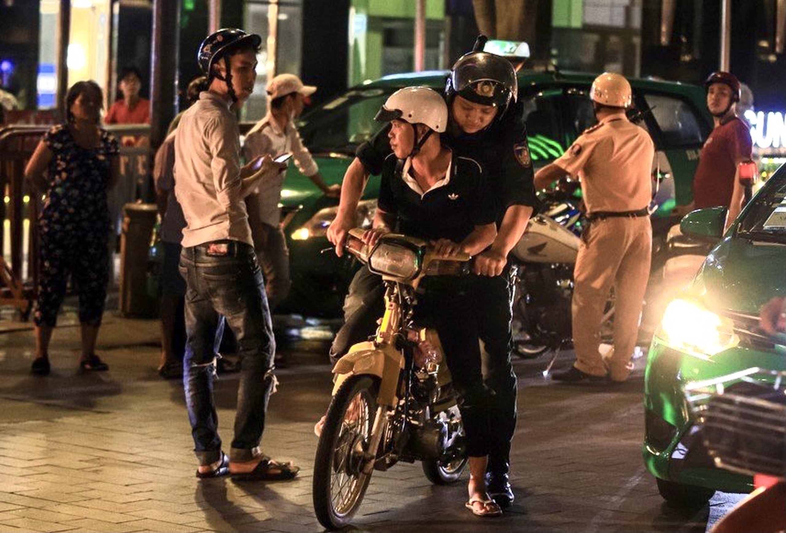 CSGT TP.HCM se truy quet cac nhom tu tap dua xe vung ven hinh anh