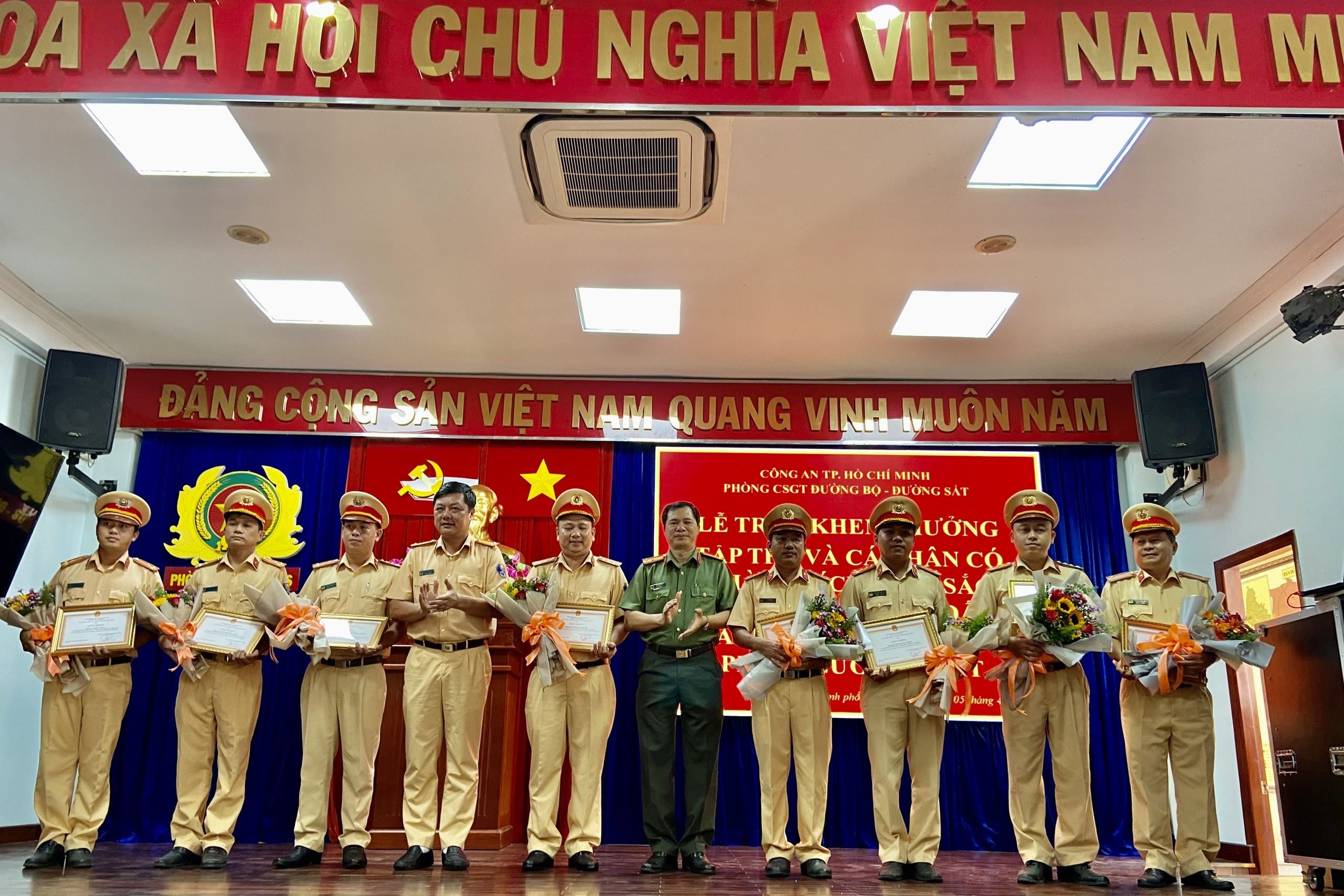 khen thuong CSGT cho nguoi benh di cap cuu anh 1