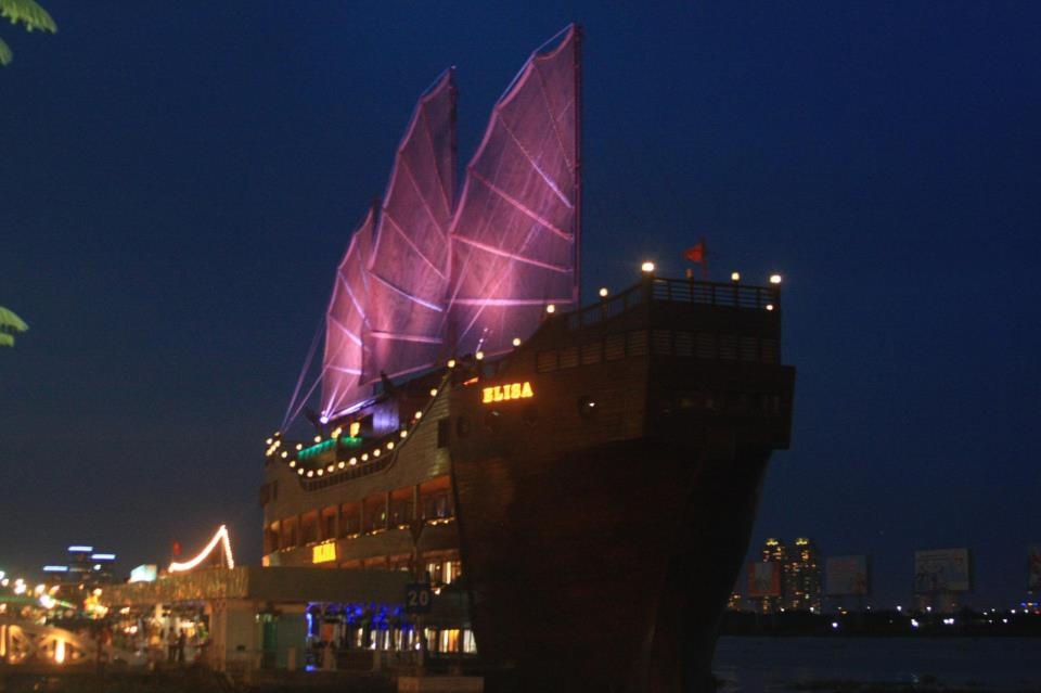 TP.HCM yeu cau di doi tau nha hang Elisa khoi ben Bach Dang hinh anh