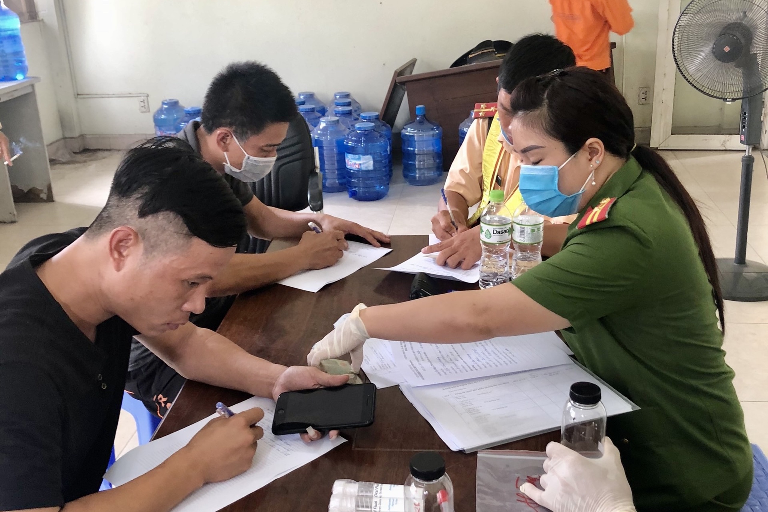 Hai tai xe di tren cao toc TP.HCM - Trung Luong duong tinh ma tuy hinh anh