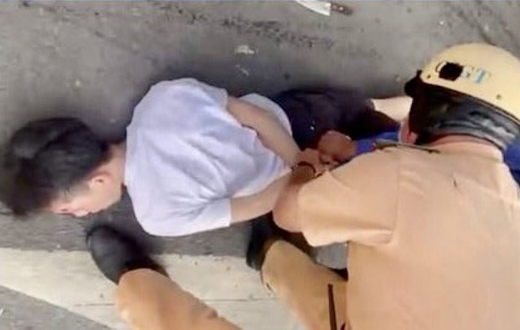 'Vua chay no vua la het, roi leo len xe buyt' hinh anh