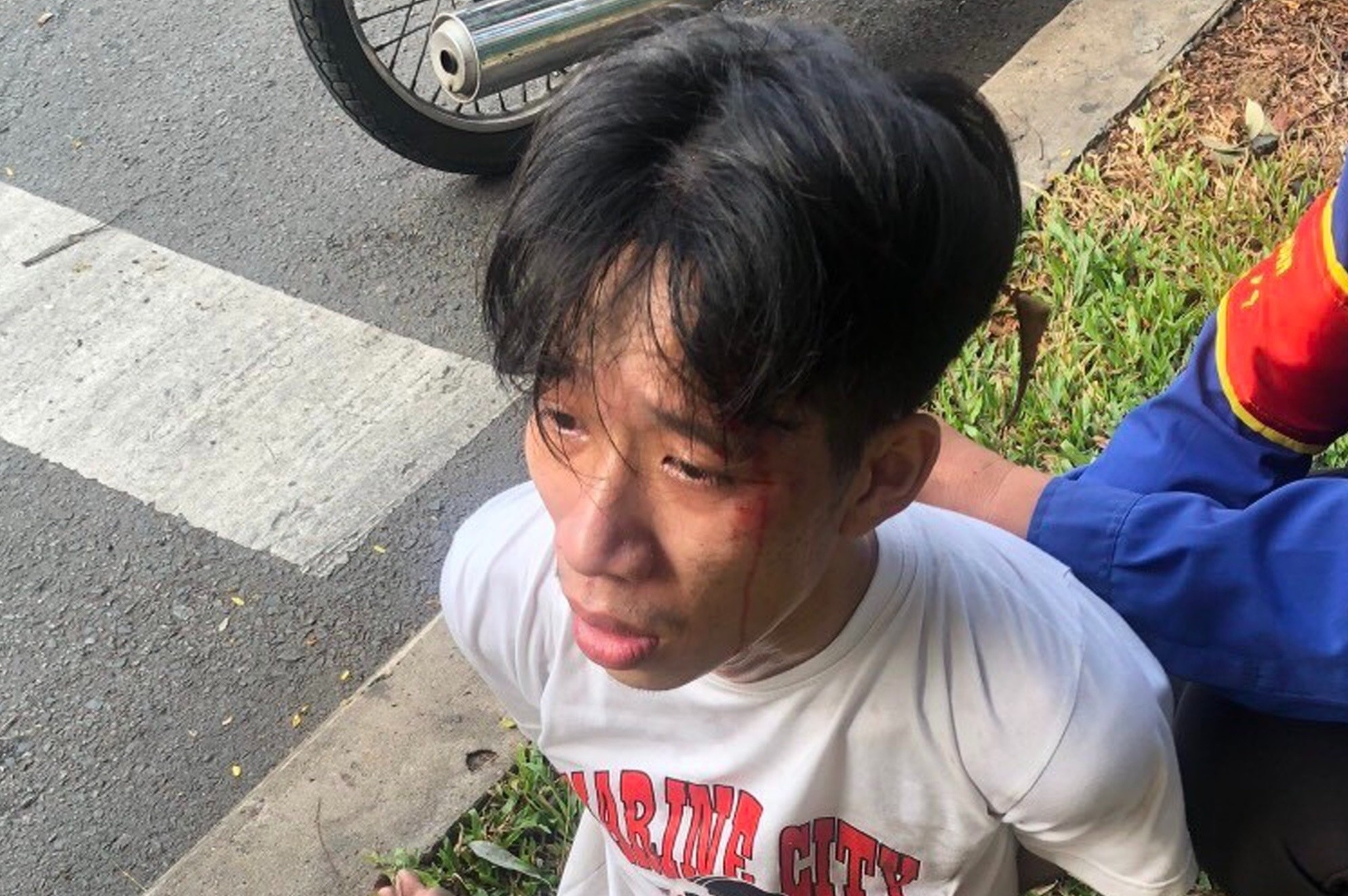 tai xe xe buyt bi ke dao vao co anh 1